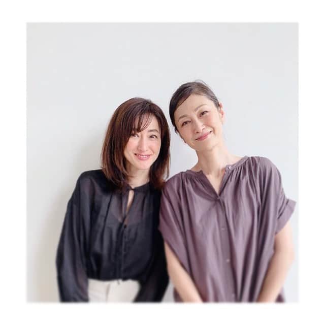 前田ゆかのインスタグラム：「ひさしぶり一緒の撮影で会えた  @sonodamaiko 園田マイコちゃん🤍  10年以上振りの撮影❔とは思えなかったくらい自然に感じたうれしい再会。  懐かしい話は尽きないねっ‼️ 最後に一瞬だけ近付いて密な写真を🤳🤍🤍🤍 #shooting  #嬉しく楽しかった再会 #自然体でステキです  #少しずつ撮影も始まり #換気や距離を保ちながら」