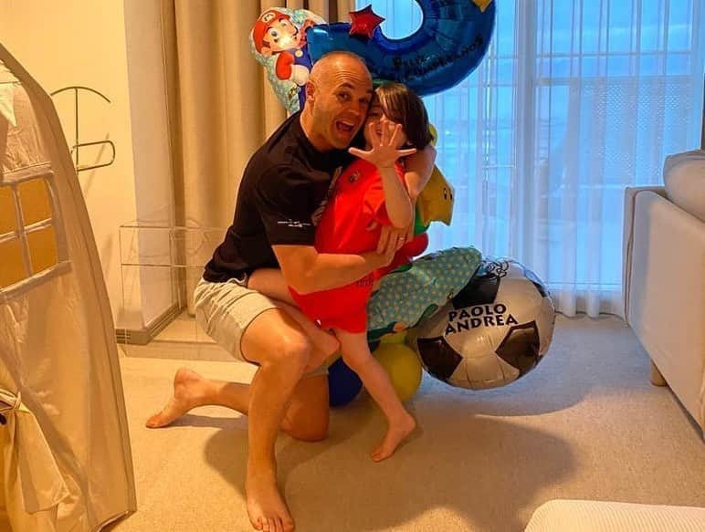 アンドレス・イニエスタさんのインスタグラム写真 - (アンドレス・イニエスタInstagram)「Felices 5 añazos, campeón! Día maravilloso viendo lo feliz que eres! Qué bonito es verte crecer con esa energía y ese amor que transmites!! Te queremos PA!❤️#ravapas💫 #familia @annaortiz34  5歳の誕生日おめでとう！君が幸せに過ごせて、素晴らしい一日でした！こんなエネルギーと君の愛を感じながら成長を見守るのが嬉しいです！愛してるよ、パオロアンドレア！❤️」5月31日 22時58分 - andresiniesta8