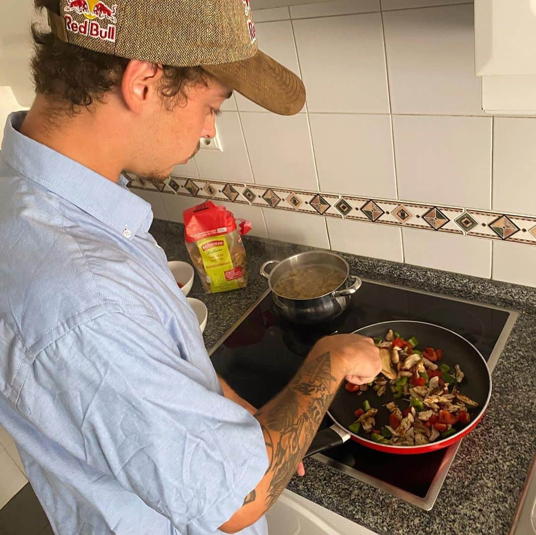 グスタボ・リベイロのインスタグラム：「#pub O nível, a duração e a frequência do exercício físico são fatores a ter em conta na alimentação. Assim, as escolhas alimentares são da maior importância na qualidade de vida. Maio é o mês do Coração e com a ajuda da @milanezapt mostro-vos uma receita fácil para fazerem em casa: Corações Pró-Vita Milaneza, frango, pimentos, tomate e queijo. Reduz o colesterol e tem imensa fibra! É delicioso! Através da compra de Corações Pró-Vita Milaneza, estamos também a ajudar a Fundação Portuguesa de Cardiologia!  Quem mais gosta deste tipo de receitas? #Milanezapt #AlimentaAImaginacao」