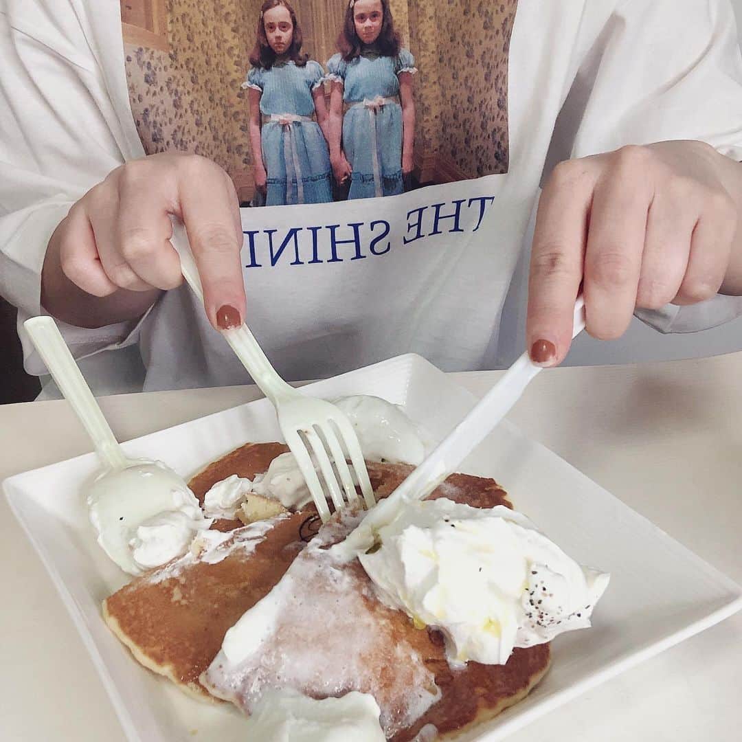 平松可奈子さんのインスタグラム写真 - (平松可奈子Instagram)「the shiningのTeeとpancake🥞  #teeshirt  #tee #theshining  #pancakes」5月31日 23時01分 - 11kanaco14