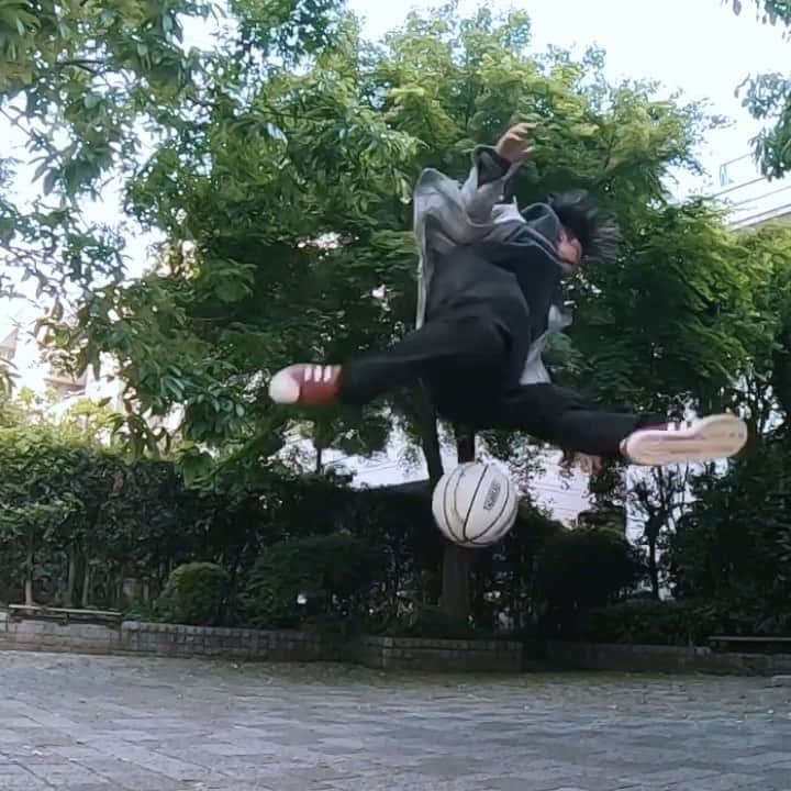 のインスタグラム：「all these information but i can't find any answer on social media...﻿ ﻿ #segabodega - #knox - #interlude﻿ ﻿ #freestylebasketball #pantmime #urban #nature #dance」