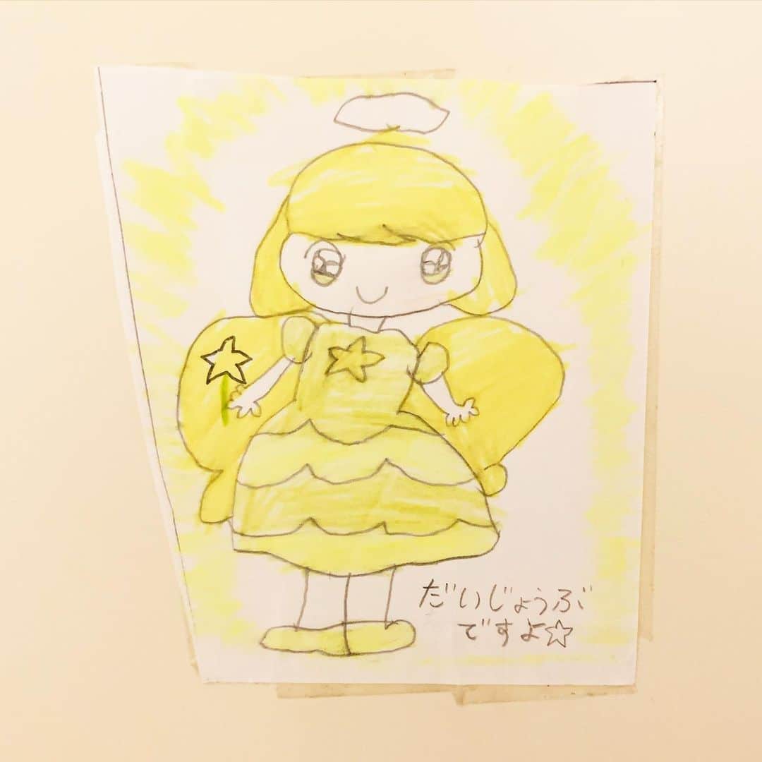 山口尚美のインスタグラム：「何ヶ月か前、はるみが怖い夢を見ると言うので 「ドアに天使の絵を描いて貼れば大丈夫だよ😄💡」と言ったら描いて貼ってた絵🎨 そういえば最近うなされてない❣️🌝」