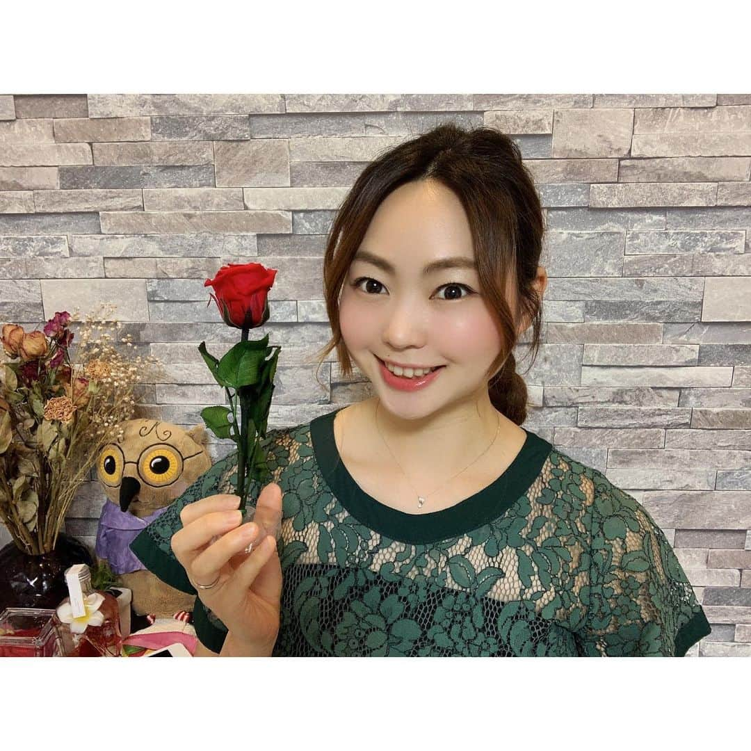 浅田梨奈さんのインスタグラム写真 - (浅田梨奈Instagram)「⭐️りなぽけっと⭐️ 本日もご視聴頂きありがとうございました💚 連続配信45回目ラストのゲストは アメリカから片井文乃プロに出演して頂きました🇺🇸 時差があるのでアメリカ🇺🇸は朝6時頃からの配信でした🐔⏰ コメントもたくさんありがとうございました❣️ そして#ゆきりな の配信を入れると 52日連続配信となりました🎬 皆さまご視聴頂き本当にありがとうございました💚 毎日視聴してくださった方 コメントしてくださった方 少しの合間に見てくださった方 本当にありがとうございました🙇‍♀️ 正直、毎日続けられるかとても不安でしたが ゲストの皆さんにも助けられ 何より見てくださっている皆さんのおかげで 続ける事が出来ました 緊急事態宣言が出て健康を守るため 色々な事が制限されたり それが続く事でストレスになったり ボウリングが思うように出来ず ボウリングを通してお会い出来ていた方々にも 会えずに寂しく感じたり 日本中が不安を抱えながら毎日を過ごす中で 暗いニュースが続く事も多いけれど その中で皆さんに少しでも 笑顔になって頂けたら 元気になって頂けたら 「みんなで乗り越えよう」という事を 発信出来たらと思い 毎日の配信をさせて頂きました もちろん#ゆきりな の復活もその思いを込めて 毎週配信させて頂きました いかがでしたでしょうか？ 皆さんに楽しんで頂きたいと思い続けてきましたが 結果的に私が皆さんから元気を頂いていました💪 新型コロナウイルス感染症については 緊急事態宣言が解除されましたが まだまだ油断は禁物です 安全に楽しくボウリングが出来る日が 早く訪れる事を願いながら 対策や出来ることをやっていきましょう #りなぽけっと は今後も出来る限り 配信していきたいと思っています 毎日ではないですが😅 これからもよろしくお願いします✨ #ボウリング #プロボウラー #女子アスリート #浅田梨奈 #片井文乃プロ #rankseeker #りなぽけっと #アメリカからの配信 #今日もありがとうございました #連続配信期間ラスト #45回配信 #ゆきりな #計52回連続配信 #ootd #festaria #グリーンレーストップス #zara #花好き #flower #以前文乃さんに頂いた #バラのプリザーブドフラワー #実は飾っていました #感染症対策 #コロナに負けるな #毎日本当にありがとうございました #これからもよろしくね」5月31日 23時22分 - asdrn528