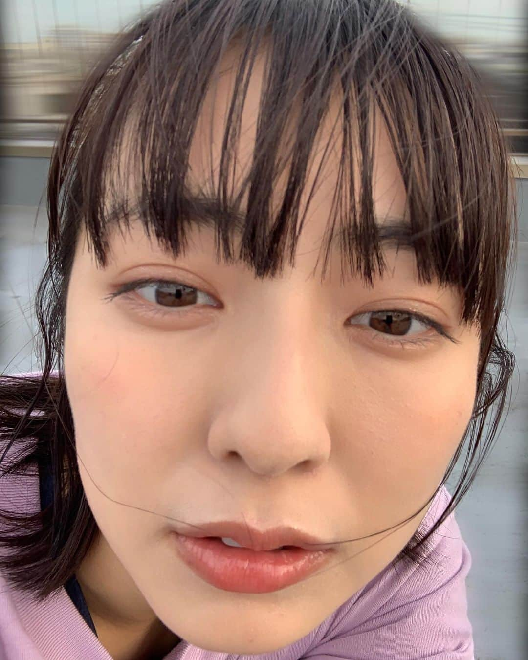 小島梨里杏さんのインスタグラム写真 - (小島梨里杏Instagram)「iPhoneのポートレートカメラ すごいねぇ〜 、、今頃🤗笑  昨日写真たくさん撮ったからたくさん載せちゃう！３枚目はアイメイク分かりやすいかな？最後の写真は甥っ子が撮ってくれたもの👦🏻☀️ . . 最近、変わっていくこわさより、 変わっていく楽しさを胸に生きています。  楽しいは作れる。 わくわくは作れる。  そしてそれは決して作り物じゃなく、心に宿り、心を踊らせていくものになると信じてます。  状況環境が変わって、やるべきことも何もかも、本当にいろんなことが変化していく。  空の顔が変わるのと同じように時がちゃんと進んでる証拠で、変わらない日常も空を見上げたら、一度だって同じ表情には出会えない。  みんなきっとこの期間、 いろんなことを考えましたよね。  変わらないよさも、守っていくよさがあることも十に知っているけれど、変わっていくよさも十にある。  どうか見守っていてもらえたら嬉しいです。少しでもエンタメの力になれますように。なります。 🌈🤍」5月31日 23時23分 - r_riria