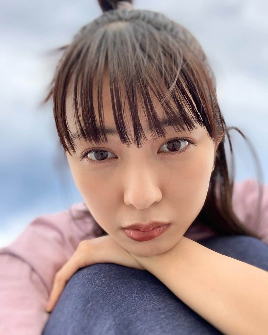 小島梨里杏さんのインスタグラム写真 - (小島梨里杏Instagram)「iPhoneのポートレートカメラ すごいねぇ〜 、、今頃🤗笑  昨日写真たくさん撮ったからたくさん載せちゃう！３枚目はアイメイク分かりやすいかな？最後の写真は甥っ子が撮ってくれたもの👦🏻☀️ . . 最近、変わっていくこわさより、 変わっていく楽しさを胸に生きています。  楽しいは作れる。 わくわくは作れる。  そしてそれは決して作り物じゃなく、心に宿り、心を踊らせていくものになると信じてます。  状況環境が変わって、やるべきことも何もかも、本当にいろんなことが変化していく。  空の顔が変わるのと同じように時がちゃんと進んでる証拠で、変わらない日常も空を見上げたら、一度だって同じ表情には出会えない。  みんなきっとこの期間、 いろんなことを考えましたよね。  変わらないよさも、守っていくよさがあることも十に知っているけれど、変わっていくよさも十にある。  どうか見守っていてもらえたら嬉しいです。少しでもエンタメの力になれますように。なります。 🌈🤍」5月31日 23時23分 - r_riria