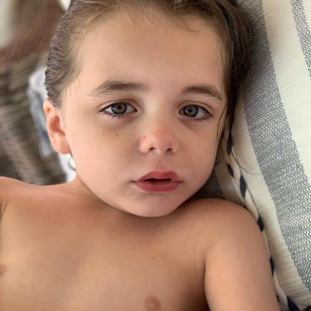アンナ・オルティス（イニエスタの妻）のインスタグラム：「Feliz cumpleaños mi ojitos dulces, mi pequeño rebelde, de corazón inmenso y abrazos infinitos!!⁣ Sigue volando alto.. como te gusta; y soplándole a la vida todos tus deseos..💝#31-05-2015 #felices5añitos #ravapas💫 ⁣ ⁣ 誕生日おめでとう、わんぱくで愛くるしい私のパオロアンドレア！いつまでも自由な心で羽ばたいて、大きく育ってね。💝」