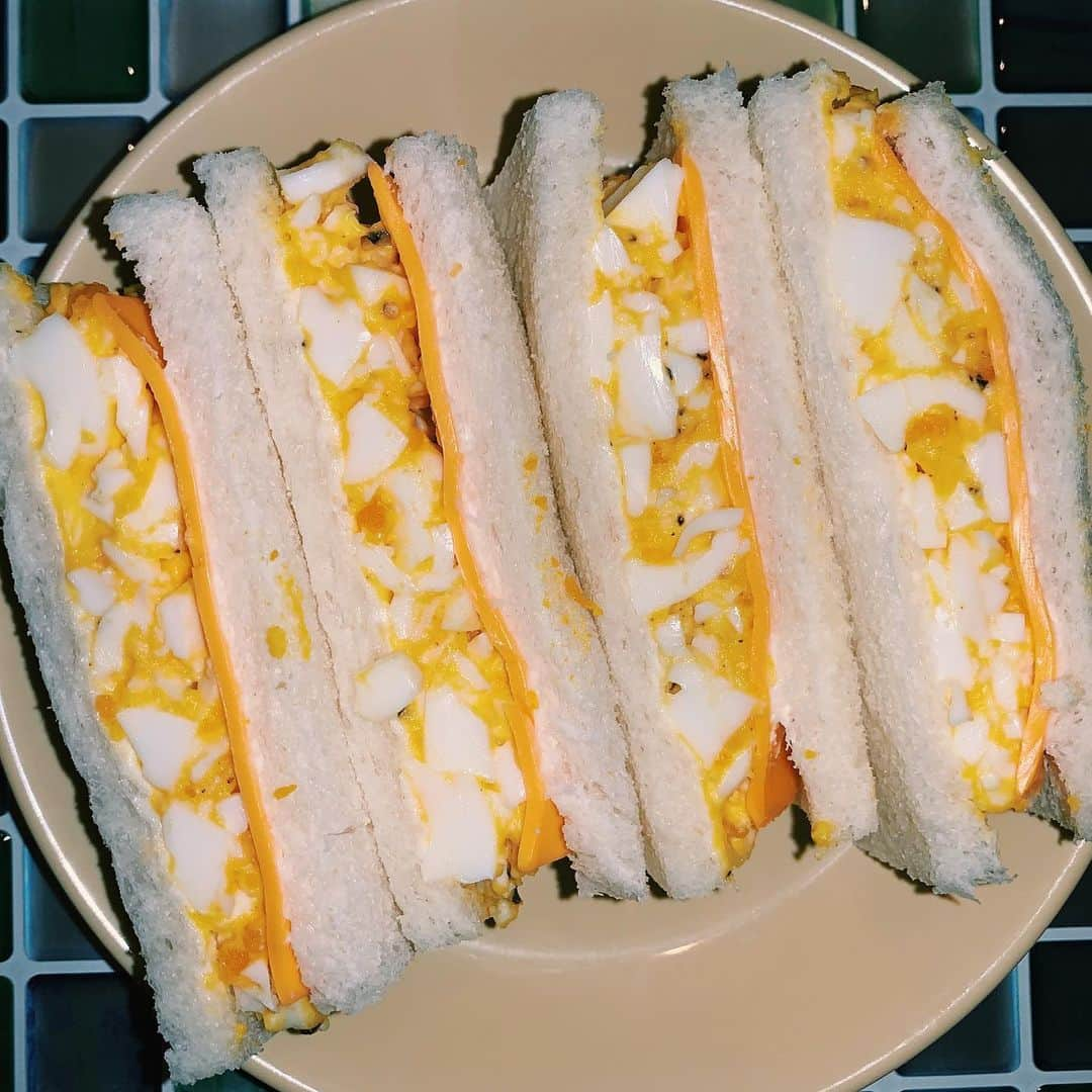 熊田和花さんのインスタグラム写真 - (熊田和花Instagram)「・ #🍳 #🥪 #cooking  #sandwich ・ ピクニックしたすぎて自宅ピクニックした〜 マルエツのサラダパック🥗が具材も種類も豊富で、98円のパックとパストラミビーフ、チーズ🧀だけで１枚目できて感動した。」5月31日 23時19分 - wa_flower_