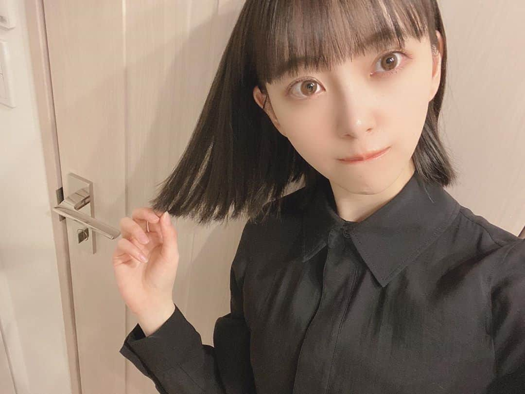 堀未央奈さんのインスタグラム写真 - (堀未央奈Instagram)「🧏🏻‍♀️ 片手では未央奈のⓂ︎ポーズが できませんでした。の図  最近は瑠奈、 黒見ちゃん、まゆちゃんが 写真集買いましたって 連絡くれました🤍 なかなかメンバーに 会えてないけど わざわざ嬉しいなぁ 幸せな気持ちになりました  まだ見てないよって方は 早く見てね〜🛁🐇 #乃木坂46 #堀未央奈 #いつかの待ち合わせ場所」5月31日 23時33分 - horimiona_official