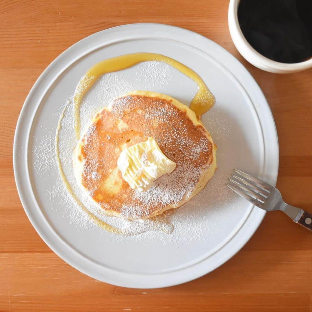 山崎佳のインスタグラム：「Today’s breakfast. 前から週末も私&子ども2人で過ごす時間が長いんですが、この土日も今日の朝ごはんの時間以外は家事も全部含めたワンオペ。 やっぱりどうしても疲れてるから、「ホットケーキ食べたい〜」と言われても「え〜…もうコンフレークで良くない？」と返したくなるんだけど、超面倒だなと思いながらも焼いて食べると、ちょっとだけストレス緩和されたような。 やっぱり好きなもの食べるってのは良いもんだよな。 早く居酒屋行けるようになって、ホットケーキ以上のストレス緩和を味わいたい〜」