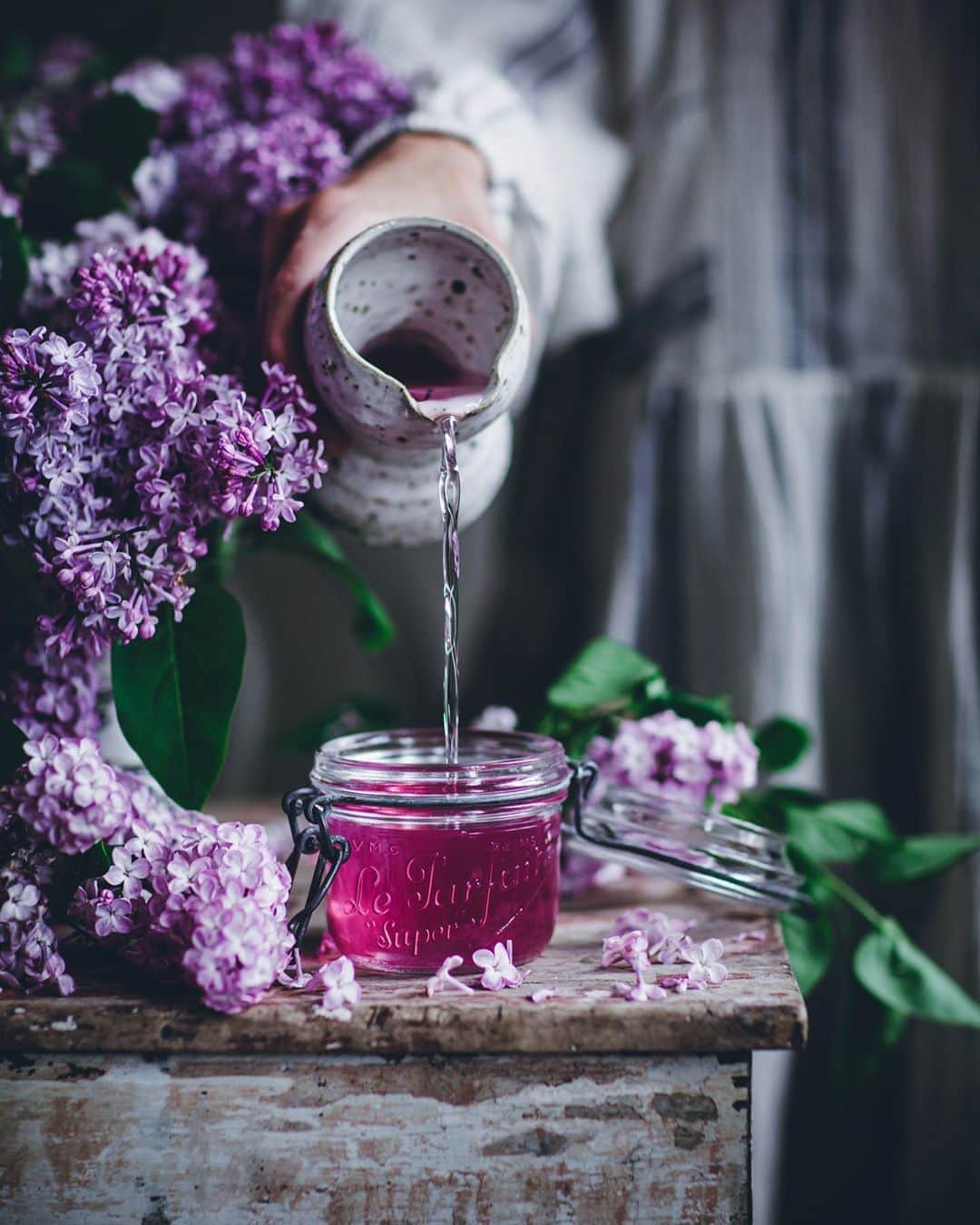 Linda Lomelinoのインスタグラム：「New Blogpost! This Lilac Syrup and a 3-ingredient No-Churn Lilac Ice Cream is now up on the blog 💜 The secret to getting the perfect flavour is using a lukewarm syrup instead of a hot one 🙏🏼 Huge difference! Currently working on a little recipe video for Youtube too! Find the recipes on callmecupcake.se or through the link in my profile 💜」