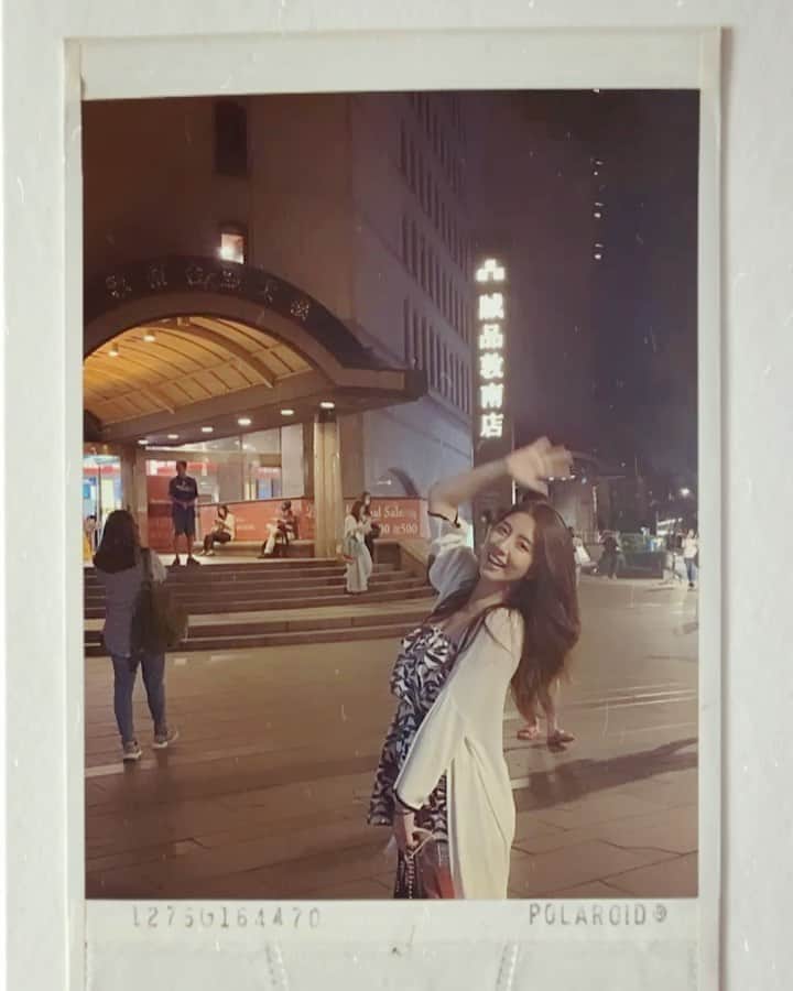 辜莞允（Nono Ku）のインスタグラム：「仁愛國中到敦南誠品 只是一個斑馬線加雙聖的距離 先下樓逛那些當時買不起新潮文具 再搭電梯上樓去書店閒晃看書 沒別的 就是懶得背著書包還要爬上二樓 到了現在還是習慣一樣的路線  拿它等人也拿它躲雨 拿它約會拿它消磨時間 一本書加一個階梯 就是我獨自一人的小世界 而走在書櫃間 腳下木頭地板被踏出的嘎吱聲響 會是我這輩子對敦南誠品的記憶 再見啦！ #門口的聖誕樹不高卻是東區最美」