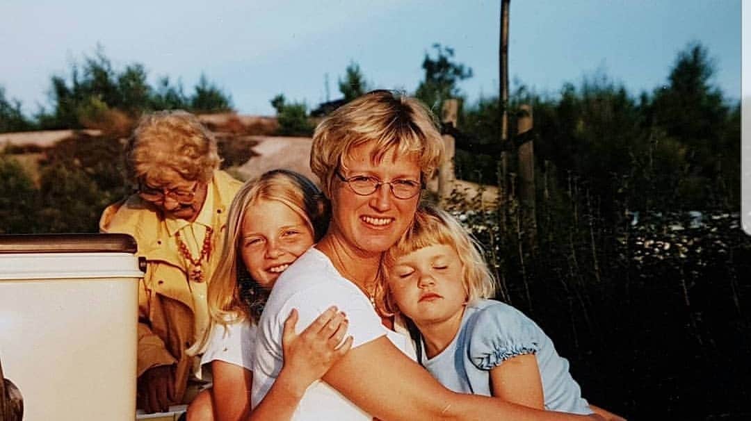 ヨシ・ヘルゲソンのインスタグラム：「Grattis på morsdag!! Jag är så glad att just du är min mamma!❤😍」