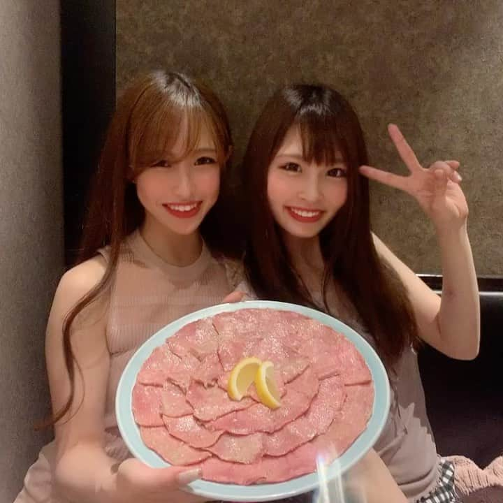 ひなぴーまるのインスタグラム：「友達5人でタン15人前完食..他も沢山食べた。 美味し過ぎてやばい静龍苑🐉🍖電話予約も出来ない位の有名な焼肉屋らしい。枠取って頂き感謝😭 1番最後に載せたユッケご飯はたまらん、、」