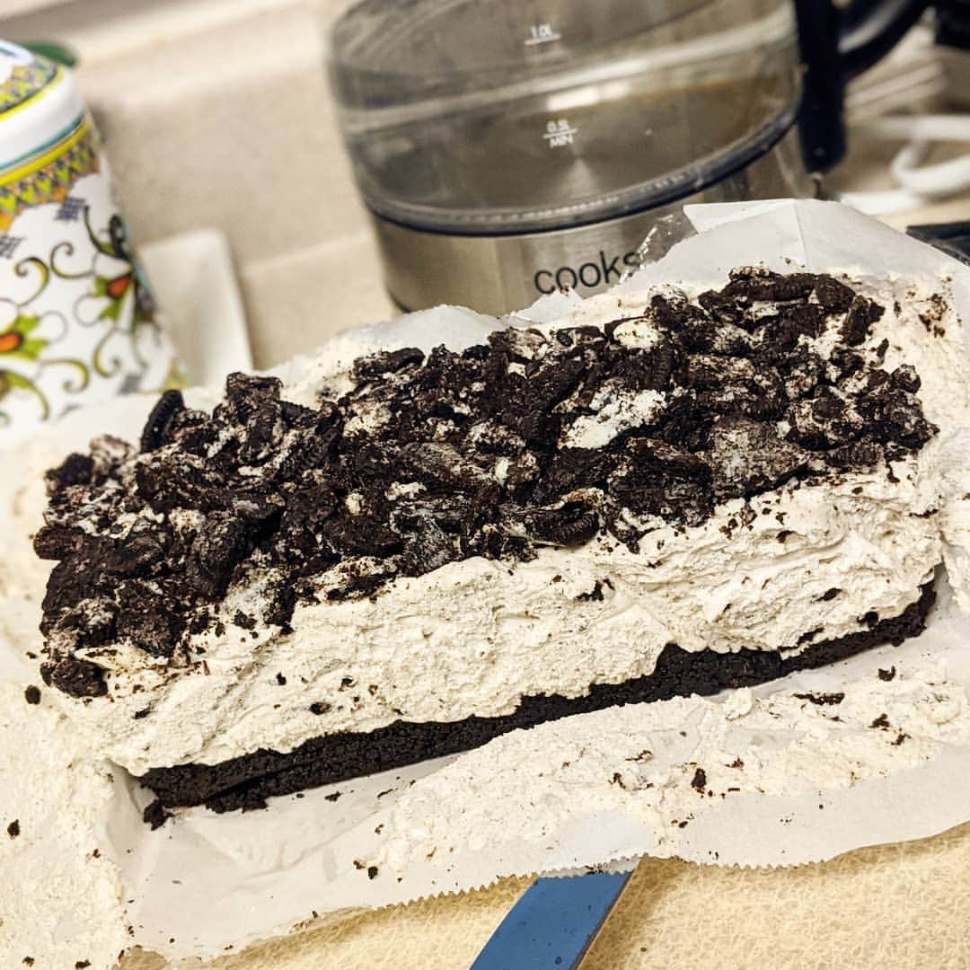 アマルのインスタグラム：「オレオチーズケーキ😍もっと冷やさなきゃ。まてなーーーーい。 Oreo cheese cake 😍it needs to be chilled in the fridge more. Omg can't waitttttttt😋」