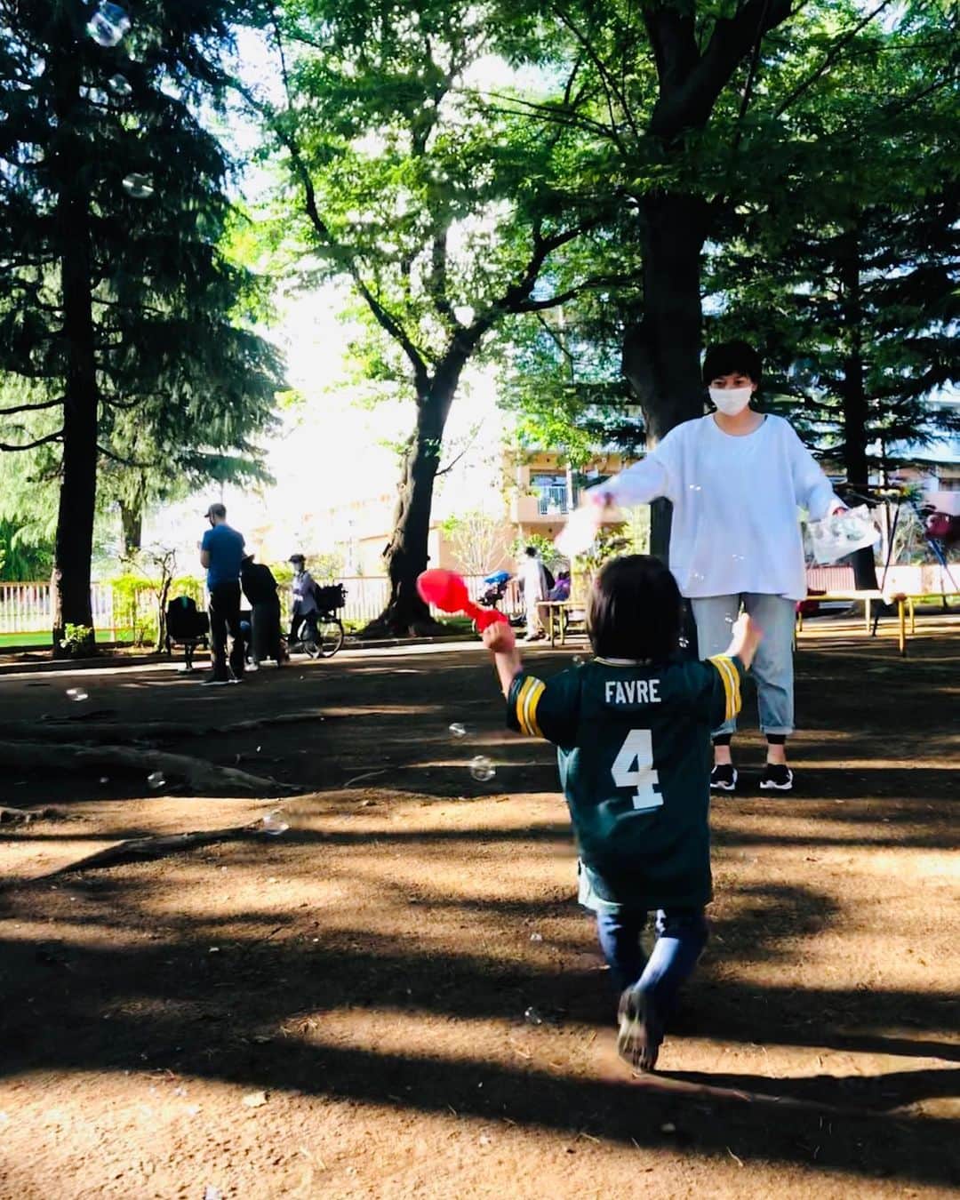岡田義徳さんのインスタグラム写真 - (岡田義徳Instagram)「好きな写真。  我が子と妻と公園を散歩。 その中の好きな写真  徐々に、仕事も動きそうです。  #岡田義徳#我が子#田畑智子#散歩#育児#写真#癒し」6月1日 9時20分 - yoshinori_okada_44