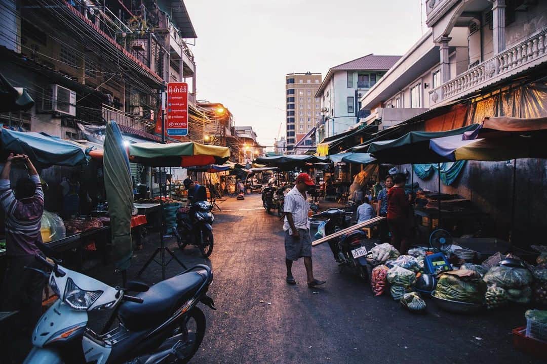 Shunsuke Miyatakeのインスタグラム：「A man prepares for the morning market at dawn, Phnom Penh, Cambodia」