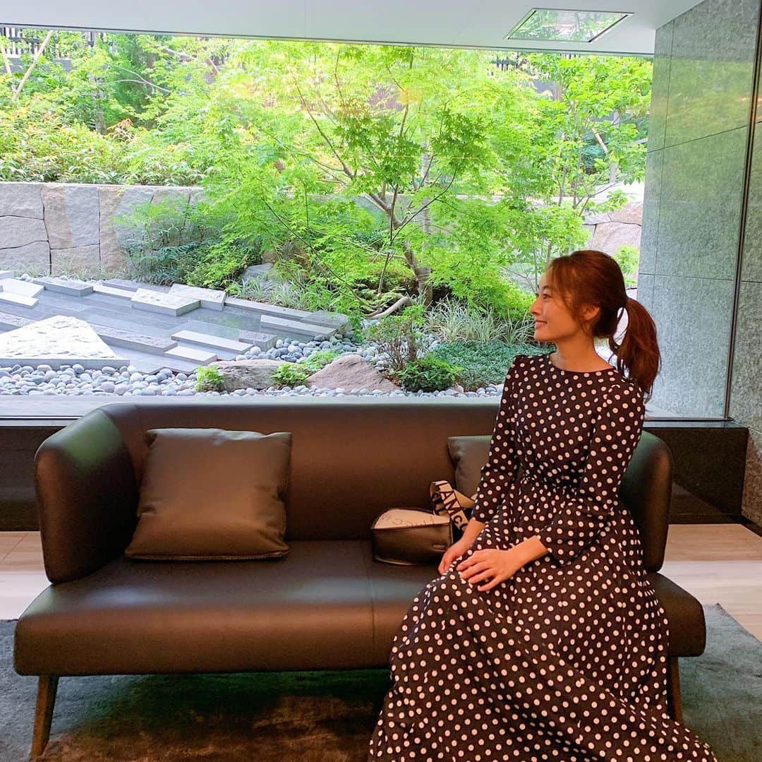 小祝麻里亜のインスタグラム：「おはようございます☀😊 もう6月ですよ☔️一年の半分が過ぎたと思うと、色々焦りが生じますが、ソーシャルディスタンスを保ってゆったり生活できたらなと思います😊❣️ 写真は昨日。引越し作業でずっとTシャツ×パンツの動きやすい格好しかしてなかったので…久しぶりにワンピを着てみました💞 ここ最近無印とニトリと100円均一は新生活に欠かせないと強く思いました🤤✨✨便利なものがたくさん！  今週も、今月も頑張ってくださいね❣️❣️ ． ． ．  one-piece. @seventenbymihokawahito ＿＿＿＿＿＿＿＿ #outfit #coordinate #look #instafashion #셀스타그램 #얼스타그램 #코디 #스타일링 #데일리 #데일리룩 #오오티디  #コーデ #春コーデ #6月」
