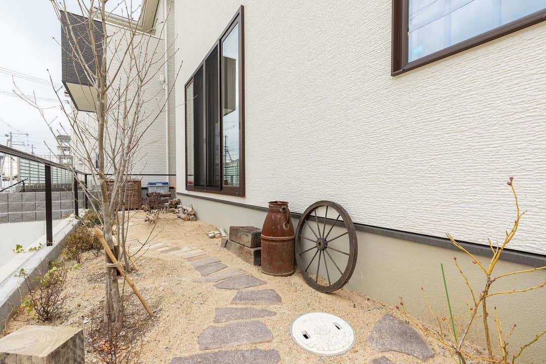 homelife 夢を叶える暮らし方のインスタグラム：「【玄関前】 . . 玄関前もおしゃれにコーディネート(^-^) 世界観が出来上がっていて素敵です♪ . . こちらのお家はアーキホームライフのお施主様邸の施工写真です。 その他の施工写真は、 @homelife_gallery のURLからご覧いただけます。 . 家づくりの資料請求はコチラから @homelife_shiryou . . #玄関 #外構 #welcome #ウェルカム #小物 #雑貨 #緑 #おしゃれ #こだわり #かわいい #マイホーム計画 #ローコスト住宅 #マイホーム #夢のマイホーム  #暮らしを楽しむ #注文住宅 #自由設計 #デザイン住宅 #リノベ #リフォーム #myhome #family #house #home #homelife_京都 #homelife_大阪 #homelife_兵庫 #ホームライフ #ホームライフ100 #アーキホームライフ」