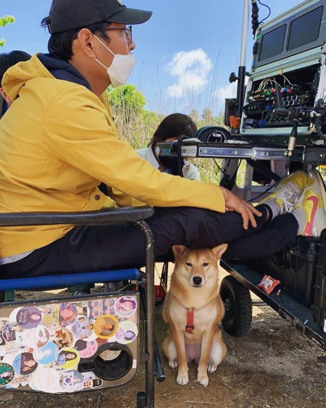 ユン・ヒョンミンのインスタグラム：「아빠 촬영장 놀러왔시봉 😁」