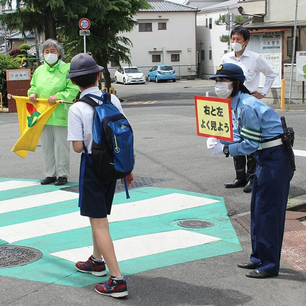 大阪府警察さんのインスタグラム写真 - (大阪府警察Instagram)「【通学路における交通安全見守り活動を実施！】 大阪府警察では、大阪府内の学校再開に伴い、通学路の交通安全対策を実施しています。 そのような中、令和2年5月18日(月)、寝屋川市内において、小学校の登校日に合わせ、交通安全指導を行いました。 新型コロナウイルス感染症の感染拡大防止のため、警察官が通学児童に対して、注意を促す｢止まって安全かくにん｣｢右と左よく見よう｣のプラカードを持って、子供たちに指導しました。  #大阪府警察公式 #大阪府警察 #大阪府警 #寝屋川警察署 #寝屋川署 #寝屋川 #小学校 #通学路 #通学路指導 #登校 #交通安全 #安全指導 #安全教育 #取締り #交通安全教育班 #新型コロナウイルス感染症 #感染拡大防止 #コロナ」6月1日 9時52分 - fukei_koho