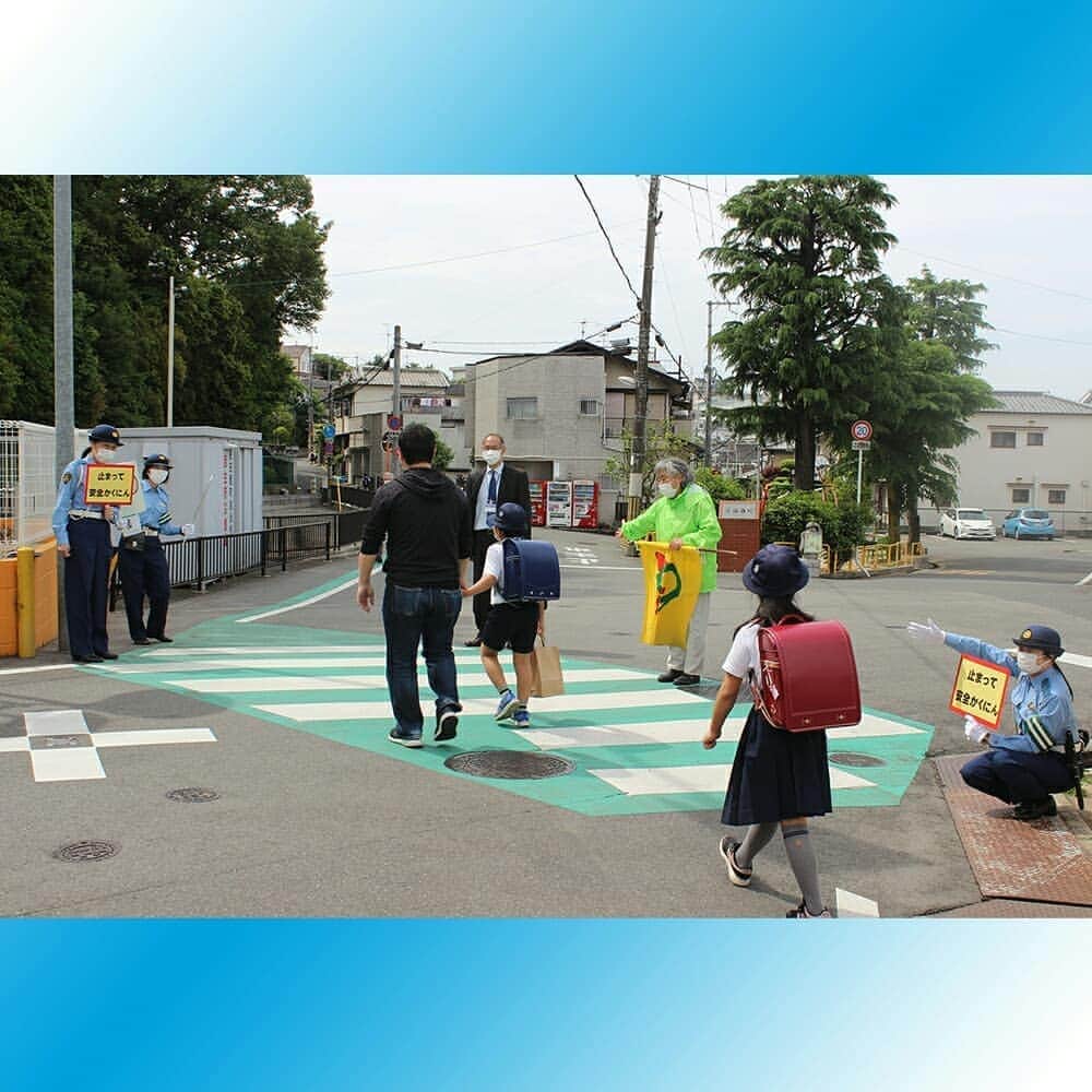 大阪府警察さんのインスタグラム写真 - (大阪府警察Instagram)「【通学路における交通安全見守り活動を実施！】 大阪府警察では、大阪府内の学校再開に伴い、通学路の交通安全対策を実施しています。 そのような中、令和2年5月18日(月)、寝屋川市内において、小学校の登校日に合わせ、交通安全指導を行いました。 新型コロナウイルス感染症の感染拡大防止のため、警察官が通学児童に対して、注意を促す｢止まって安全かくにん｣｢右と左よく見よう｣のプラカードを持って、子供たちに指導しました。  #大阪府警察公式 #大阪府警察 #大阪府警 #寝屋川警察署 #寝屋川署 #寝屋川 #小学校 #通学路 #通学路指導 #登校 #交通安全 #安全指導 #安全教育 #取締り #交通安全教育班 #新型コロナウイルス感染症 #感染拡大防止 #コロナ」6月1日 9時52分 - fukei_koho