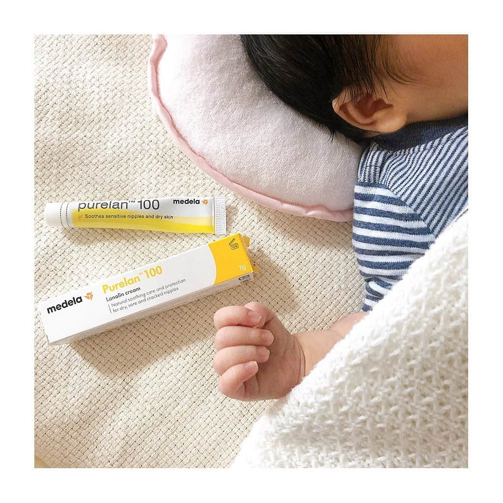 ena..*加藤 恵梨奈さんのインスタグラム写真 - (ena..*加藤 恵梨奈Instagram)「﻿ ﻿ ﻿ ﻿ ﻿ @medela_japan の乳頭ケア﻿ ﻿ ﻿ 授乳中の敏感な乳頭ケアにおすすめ😂❤﻿ 1人目から凄い水膨れになってしまって﻿ 悩んでた時にこのコに出会いましたッ！！﻿ ﻿ 天然の羊毛油(ウールワックス)ラノリン100%を使用した﻿ 乳頭の保護&ケアクリーム﻿ 妊娠中や授乳期中の敏感な乳頭の荒れを防ぎ﻿ 乳首や周囲の肌に潤いを与え﻿ 毎日の授乳をサポートしてくれる😭﻿ 天然素材なので.拭き取りは不要.そのまま授乳ができる﻿ 母乳で育てるなら必見⭕﻿ ﻿ お値段もお手頃価格で妊娠後期や赤ちゃんに﻿ 母乳をあげている期間のスキンケアにとくにおすすめ👏🏻﻿ 出産前から使いはじめるとより効果的〜﻿ ﻿ ﻿ これがあると授乳も怖くない﻿ 沢山のんで大きくなってね👶🏻💗﻿ ﻿ ﻿ ﻿ #乳頭ケア #乳輪ケア #授乳 #母乳 #混合 #新生児 #medela #メデラ #mama #mamamoo #mamagirl #mamari #baby #babygirl #生後6日 #インフルエンサー #インスタグラマー #ena_pi」6月1日 9時49分 - e_n_a_p_i