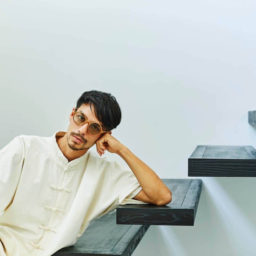 Zoff Officialのインスタグラム：「「Zoff×takashi kumagai」 @takashikumagai_official  2020年6月5日(金)発売予定 🕶🕶🕶🕶 ひときわレトロな表情を作り出すアセテートのラウンドシェイプ。フレームを細身にしたことで、顔に馴染むデザインに。メタルディテールがテンプル(つる)にアクセントとなって光ります 🕶🕶🕶🕶 着用品番　ZH201G08_42F1(ライトブラウン) 🕶🕶🕶🕶 【種類】全8型 16種類 【発売日】2020年6月5日(金)発売予定 【価格】7,500円（税別）専用ケース、メガネ拭き付き 【取扱店舗】Zoff31店舗（下記）、Zoffオンラインストア、Zoff 楽天市場店、Zoff ZOZOTOWN店 【取扱店舗リスト】 Zoff 札幌アピア店 Zoff イオンモール盛岡南店 Zoff モラージュ菖蒲店 Zoff イオンレイクタウンmori店 Zoff ららぽーとTOKYO-BAY店 Zoff アトレ目黒店 Zoff 銀座コア店 Zoff MART "ALWAYS IN SEASON" ルミネ池袋店 Zoff 下北沢店 Zoff 原宿店 Zoff MART "ALWAYS IN SEASON" ルミネ立川店 Zoff ルミネ北千住店 Zoff アトレ吉祥寺店 Zoff 新宿マルイ本館店 Zoff MART "ALWAYS IN SEASON" ルミネエスト新宿店 Zoff グランド東京渋谷店 Zoff MART 自由が丘店 Zoff たまプラーザテラス店 Zoff ラゾーナ川崎プラザ店 Zoff マークイズ静岡店 Zoff イオンモール木曽川店 Zoff タカシマヤ ゲートタワーモール 名古屋駅店 Zoff グランフロント大阪店 Zoff あべのキューズモール店 Zoff なんばCITY店 Zoff あまがさきキューズモール店 Zoff Park キャナルシティ博多店 Zoff イオンモール八幡東店 Zoff 福岡パルコ店 Zoff トキハわさだタウン店 Zoff アミュプラザ鹿児島店  #Zoff #takashikumagai #熊谷隆志 #sunglasses #sunglassesfashion #sunglasses😎 #eyewear #summer #yellowsunglasses #grennsunglasses #clearsunglasses #イエローサングラス #グリーンサングラス #クリアサングラス #サングラス #メガネ #zofftakashikumagai」