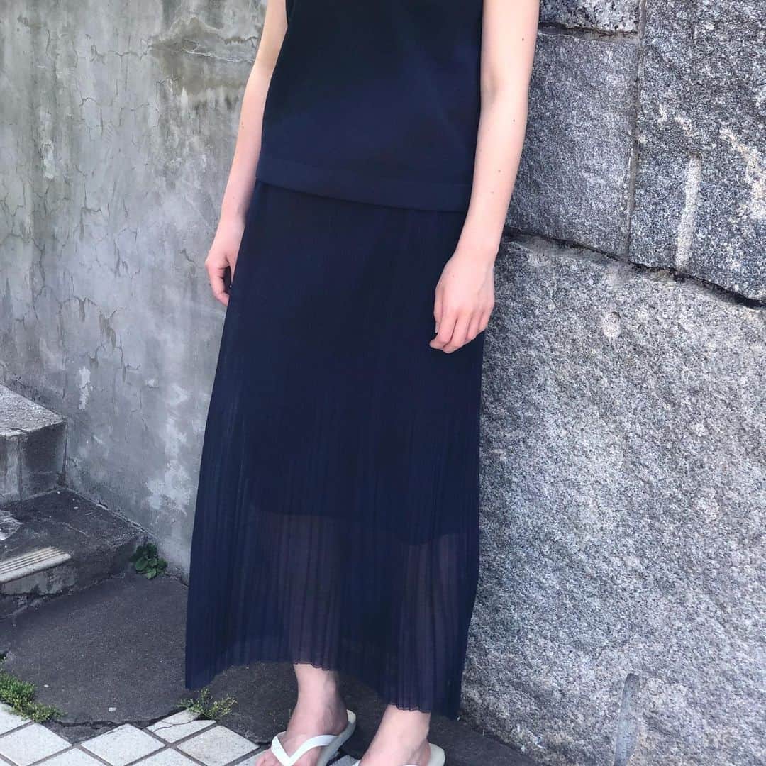 イリアンローヴさんのインスタグラム写真 - (イリアンローヴInstagram)「iliannloeb 20SS collection ・ ・ 麻にポリエステルを掛け合わせた極細番手の糸を使用。 裾に向かって自然に広がる優しいラインのニットスカート。 軽く、透明感こある編み地にプリーツをかけました。 ・ ・ #iliannloeb#イリアンローブ#イリアンローヴ#knit#japanknit#fashion#ニット#ジャパンニット」6月1日 10時08分 - iliannloeb