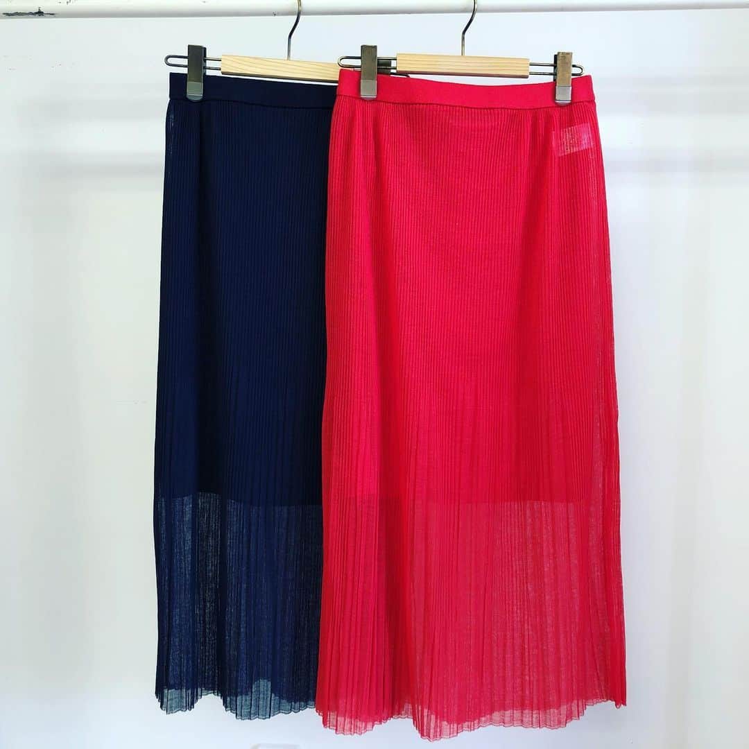 イリアンローヴのインスタグラム：「iliannloeb 20SS collection ・ ・ 麻にポリエステルを掛け合わせた極細番手の糸を使用。 裾に向かって自然に広がる優しいラインのニットスカート。 軽く、透明感こある編み地にプリーツをかけました。 ・ ・ #iliannloeb#イリアンローブ#イリアンローヴ#knit#japanknit#fashion#ニット#ジャパンニット」