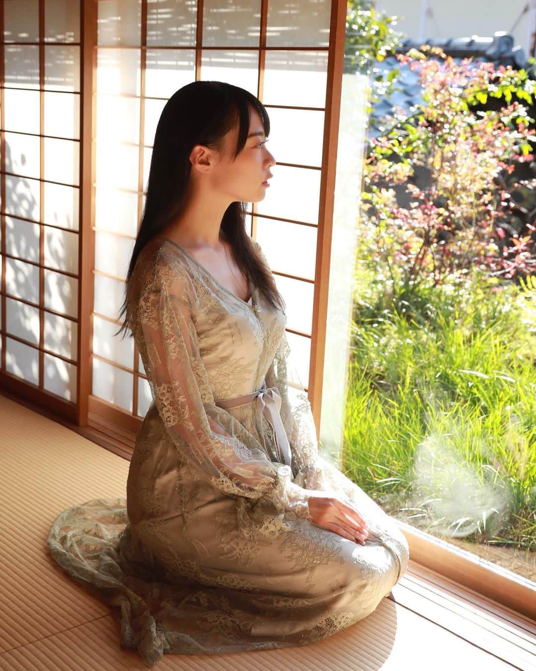 千倉里菜のインスタグラム：「おはよう。🌱 . 日の光は心を気持ちよくさせてくれる☺️ . . . . * . _ #goodmorning #おはようございます #写真集 #温泉 #旅館 #和室 #古民家 #和 #自然 #ポートレート #portrait #photo #Japan #japan_of_insta #shine #sunlight #follow #followｍe」