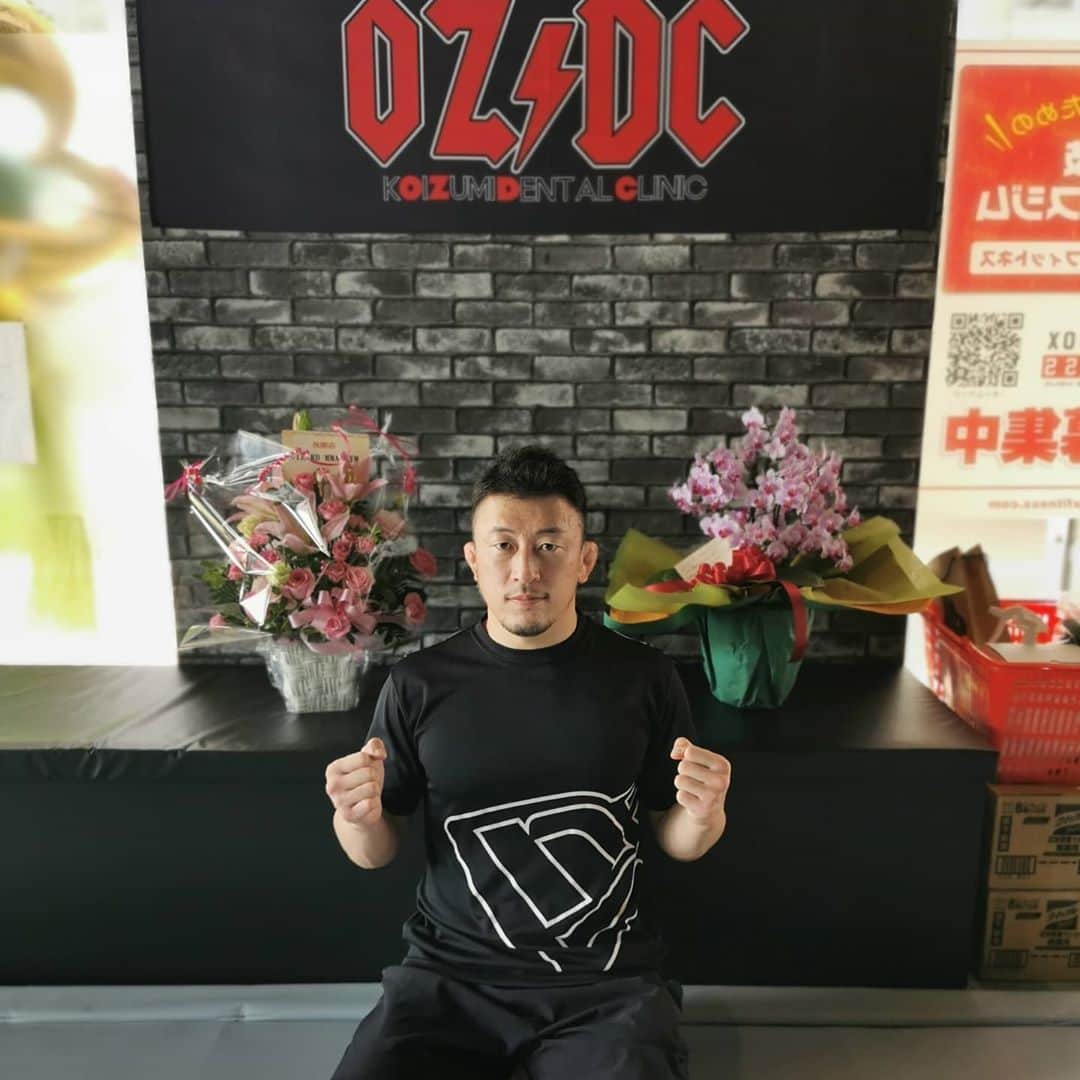 川尻達也さんのインスタグラム写真 - (川尻達也Instagram)「F.B.F無事オープン！！！ 5/30㈯11:00に『Fight Box Fitness』無事オープンを迎えることができました。  ジム立ち上げに協力していただいた方々。  クラウドファンディングやほしいものリストからのご支援。  そして入会してくれた会員の皆様。  たくさんの人のお力添えをいただき本当にありがとうございます！！！ オープン前の3日間事前入会受付とジム見学をやっていたのもあり、11:00からの最初のクラスから4人満員でのスタート。  指導は15年やっているものの、ジム経営やコロナ対策でのクラス内容などまだまだ初めての事ばかりでスムーズにいかないこともあると思いますが、たくさんの人に格闘技の楽しさや格闘技を通しての健康のお手伝いができるよう頑張っていきます。  ジムも事前入会、初日2日目とたくさんの人に入会していただき、問い合わせ、体験レッスン多数ありました。  ご夫婦での入会や女性の入会、県外からの入会もあり嬉しい限りです。  オープン初日、2日目とたくさんのお花とお祝いをいただいたので紹介させていただきます。  筑波都市整備株式会社  代表取締役　石原孝様  RIZIN  CEO　榊原信行様  株式会社ビッグヒット  代表取締役　山田俊之様 ㈲エコリビング  数納様  星野様  パラエストラ八王子  代表塩田様  オールドハンガー  代表　笠松幸剛様  にっぽん様  R-BLOOD  大井直人様・ぷさん様・飛鳥川様・デッドリフト谷津様  WIZARD MMA GYM  代表　柴田様  元T-BLOODで現在はAACC  パンクラスファイター　水谷  株式会社博報堂  野村様は2日目にジムまで来ていただき直接お花をいただきました。  ありがとうございます！  オープン前にはR-BLOOD代表の桜井隆多さんがお祝いを持ってジムに来てくれました。  非接触式体温計がなくて困っていたので本当に助かりました。  クラス中で写真撮ることも出来なかったんですが、RIZINの笹原さんと中野さんもお祝いを持ってジムまで来てくれました。  オープン初日営業が終わった頃にはチーム茨城の梅田さん・岩瀬さん・小林君・児山さんもそれぞれお祝いを持ってジムまで遊びに来てくれました。  2日目朝には元T-BLOODの高橋さん夫婦がお祝いを持って遊びに来てくれました。  Amazonほしいものリストから  市川様とF.B.F会員の高畑様からそれぞれクイックルワイパーを。  修斗新人王トーナメントの頃から応援してくれているウラ君からはレッグガードを、そしてファイター川尻達也を語るには必要不可欠で親父的な存在である加藤浩之様からはスピーカーをいただきました。  本当にありがとうございます！！ サポートしていただいた方々の期待を裏切らないよう、会員様にとって必要不可欠な場所になれるような最高のジムにしたいと思います！！！ #つくば #フィットネス #ダイエット #キックボクシング #格闘技 #ストレス発散 #運動不足解消 #初めての人のための格闘技フィットネス #並木 #並木ショッピングセンター #土浦 #茨城県 #フィットネスジム #格闘技フィットネス #FightBoxFitness #FBF #ファイトボックスフィットネス #川尻達也 #RIZIN #UFC」6月1日 10時14分 - crusher_mma
