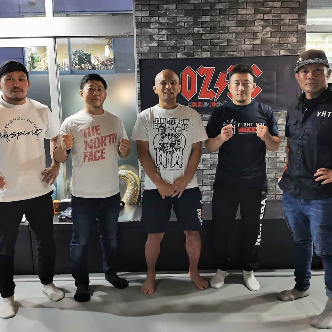 川尻達也さんのインスタグラム写真 - (川尻達也Instagram)「F.B.F無事オープン！！！ 5/30㈯11:00に『Fight Box Fitness』無事オープンを迎えることができました。  ジム立ち上げに協力していただいた方々。  クラウドファンディングやほしいものリストからのご支援。  そして入会してくれた会員の皆様。  たくさんの人のお力添えをいただき本当にありがとうございます！！！ オープン前の3日間事前入会受付とジム見学をやっていたのもあり、11:00からの最初のクラスから4人満員でのスタート。  指導は15年やっているものの、ジム経営やコロナ対策でのクラス内容などまだまだ初めての事ばかりでスムーズにいかないこともあると思いますが、たくさんの人に格闘技の楽しさや格闘技を通しての健康のお手伝いができるよう頑張っていきます。  ジムも事前入会、初日2日目とたくさんの人に入会していただき、問い合わせ、体験レッスン多数ありました。  ご夫婦での入会や女性の入会、県外からの入会もあり嬉しい限りです。  オープン初日、2日目とたくさんのお花とお祝いをいただいたので紹介させていただきます。  筑波都市整備株式会社  代表取締役　石原孝様  RIZIN  CEO　榊原信行様  株式会社ビッグヒット  代表取締役　山田俊之様 ㈲エコリビング  数納様  星野様  パラエストラ八王子  代表塩田様  オールドハンガー  代表　笠松幸剛様  にっぽん様  R-BLOOD  大井直人様・ぷさん様・飛鳥川様・デッドリフト谷津様  WIZARD MMA GYM  代表　柴田様  元T-BLOODで現在はAACC  パンクラスファイター　水谷  株式会社博報堂  野村様は2日目にジムまで来ていただき直接お花をいただきました。  ありがとうございます！  オープン前にはR-BLOOD代表の桜井隆多さんがお祝いを持ってジムに来てくれました。  非接触式体温計がなくて困っていたので本当に助かりました。  クラス中で写真撮ることも出来なかったんですが、RIZINの笹原さんと中野さんもお祝いを持ってジムまで来てくれました。  オープン初日営業が終わった頃にはチーム茨城の梅田さん・岩瀬さん・小林君・児山さんもそれぞれお祝いを持ってジムまで遊びに来てくれました。  2日目朝には元T-BLOODの高橋さん夫婦がお祝いを持って遊びに来てくれました。  Amazonほしいものリストから  市川様とF.B.F会員の高畑様からそれぞれクイックルワイパーを。  修斗新人王トーナメントの頃から応援してくれているウラ君からはレッグガードを、そしてファイター川尻達也を語るには必要不可欠で親父的な存在である加藤浩之様からはスピーカーをいただきました。  本当にありがとうございます！！ サポートしていただいた方々の期待を裏切らないよう、会員様にとって必要不可欠な場所になれるような最高のジムにしたいと思います！！！ #つくば #フィットネス #ダイエット #キックボクシング #格闘技 #ストレス発散 #運動不足解消 #初めての人のための格闘技フィットネス #並木 #並木ショッピングセンター #土浦 #茨城県 #フィットネスジム #格闘技フィットネス #FightBoxFitness #FBF #ファイトボックスフィットネス #川尻達也 #RIZIN #UFC」6月1日 10時14分 - crusher_mma