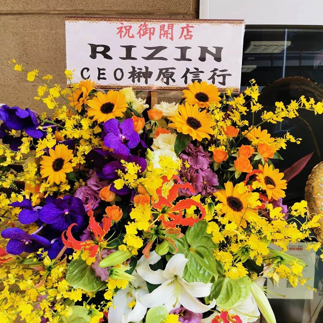 川尻達也さんのインスタグラム写真 - (川尻達也Instagram)「F.B.F無事オープン！！！ 5/30㈯11:00に『Fight Box Fitness』無事オープンを迎えることができました。  ジム立ち上げに協力していただいた方々。  クラウドファンディングやほしいものリストからのご支援。  そして入会してくれた会員の皆様。  たくさんの人のお力添えをいただき本当にありがとうございます！！！ オープン前の3日間事前入会受付とジム見学をやっていたのもあり、11:00からの最初のクラスから4人満員でのスタート。  指導は15年やっているものの、ジム経営やコロナ対策でのクラス内容などまだまだ初めての事ばかりでスムーズにいかないこともあると思いますが、たくさんの人に格闘技の楽しさや格闘技を通しての健康のお手伝いができるよう頑張っていきます。  ジムも事前入会、初日2日目とたくさんの人に入会していただき、問い合わせ、体験レッスン多数ありました。  ご夫婦での入会や女性の入会、県外からの入会もあり嬉しい限りです。  オープン初日、2日目とたくさんのお花とお祝いをいただいたので紹介させていただきます。  筑波都市整備株式会社  代表取締役　石原孝様  RIZIN  CEO　榊原信行様  株式会社ビッグヒット  代表取締役　山田俊之様 ㈲エコリビング  数納様  星野様  パラエストラ八王子  代表塩田様  オールドハンガー  代表　笠松幸剛様  にっぽん様  R-BLOOD  大井直人様・ぷさん様・飛鳥川様・デッドリフト谷津様  WIZARD MMA GYM  代表　柴田様  元T-BLOODで現在はAACC  パンクラスファイター　水谷  株式会社博報堂  野村様は2日目にジムまで来ていただき直接お花をいただきました。  ありがとうございます！  オープン前にはR-BLOOD代表の桜井隆多さんがお祝いを持ってジムに来てくれました。  非接触式体温計がなくて困っていたので本当に助かりました。  クラス中で写真撮ることも出来なかったんですが、RIZINの笹原さんと中野さんもお祝いを持ってジムまで来てくれました。  オープン初日営業が終わった頃にはチーム茨城の梅田さん・岩瀬さん・小林君・児山さんもそれぞれお祝いを持ってジムまで遊びに来てくれました。  2日目朝には元T-BLOODの高橋さん夫婦がお祝いを持って遊びに来てくれました。  Amazonほしいものリストから  市川様とF.B.F会員の高畑様からそれぞれクイックルワイパーを。  修斗新人王トーナメントの頃から応援してくれているウラ君からはレッグガードを、そしてファイター川尻達也を語るには必要不可欠で親父的な存在である加藤浩之様からはスピーカーをいただきました。  本当にありがとうございます！！ サポートしていただいた方々の期待を裏切らないよう、会員様にとって必要不可欠な場所になれるような最高のジムにしたいと思います！！！ #つくば #フィットネス #ダイエット #キックボクシング #格闘技 #ストレス発散 #運動不足解消 #初めての人のための格闘技フィットネス #並木 #並木ショッピングセンター #土浦 #茨城県 #フィットネスジム #格闘技フィットネス #FightBoxFitness #FBF #ファイトボックスフィットネス #川尻達也 #RIZIN #UFC」6月1日 10時14分 - crusher_mma