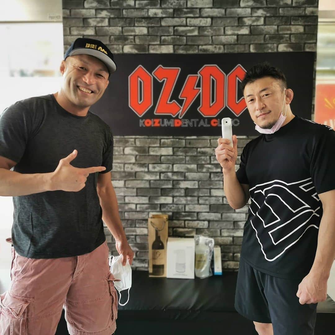 川尻達也さんのインスタグラム写真 - (川尻達也Instagram)「F.B.F無事オープン！！！ 5/30㈯11:00に『Fight Box Fitness』無事オープンを迎えることができました。  ジム立ち上げに協力していただいた方々。  クラウドファンディングやほしいものリストからのご支援。  そして入会してくれた会員の皆様。  たくさんの人のお力添えをいただき本当にありがとうございます！！！ オープン前の3日間事前入会受付とジム見学をやっていたのもあり、11:00からの最初のクラスから4人満員でのスタート。  指導は15年やっているものの、ジム経営やコロナ対策でのクラス内容などまだまだ初めての事ばかりでスムーズにいかないこともあると思いますが、たくさんの人に格闘技の楽しさや格闘技を通しての健康のお手伝いができるよう頑張っていきます。  ジムも事前入会、初日2日目とたくさんの人に入会していただき、問い合わせ、体験レッスン多数ありました。  ご夫婦での入会や女性の入会、県外からの入会もあり嬉しい限りです。  オープン初日、2日目とたくさんのお花とお祝いをいただいたので紹介させていただきます。  筑波都市整備株式会社  代表取締役　石原孝様  RIZIN  CEO　榊原信行様  株式会社ビッグヒット  代表取締役　山田俊之様 ㈲エコリビング  数納様  星野様  パラエストラ八王子  代表塩田様  オールドハンガー  代表　笠松幸剛様  にっぽん様  R-BLOOD  大井直人様・ぷさん様・飛鳥川様・デッドリフト谷津様  WIZARD MMA GYM  代表　柴田様  元T-BLOODで現在はAACC  パンクラスファイター　水谷  株式会社博報堂  野村様は2日目にジムまで来ていただき直接お花をいただきました。  ありがとうございます！  オープン前にはR-BLOOD代表の桜井隆多さんがお祝いを持ってジムに来てくれました。  非接触式体温計がなくて困っていたので本当に助かりました。  クラス中で写真撮ることも出来なかったんですが、RIZINの笹原さんと中野さんもお祝いを持ってジムまで来てくれました。  オープン初日営業が終わった頃にはチーム茨城の梅田さん・岩瀬さん・小林君・児山さんもそれぞれお祝いを持ってジムまで遊びに来てくれました。  2日目朝には元T-BLOODの高橋さん夫婦がお祝いを持って遊びに来てくれました。  Amazonほしいものリストから  市川様とF.B.F会員の高畑様からそれぞれクイックルワイパーを。  修斗新人王トーナメントの頃から応援してくれているウラ君からはレッグガードを、そしてファイター川尻達也を語るには必要不可欠で親父的な存在である加藤浩之様からはスピーカーをいただきました。  本当にありがとうございます！！ サポートしていただいた方々の期待を裏切らないよう、会員様にとって必要不可欠な場所になれるような最高のジムにしたいと思います！！！ #つくば #フィットネス #ダイエット #キックボクシング #格闘技 #ストレス発散 #運動不足解消 #初めての人のための格闘技フィットネス #並木 #並木ショッピングセンター #土浦 #茨城県 #フィットネスジム #格闘技フィットネス #FightBoxFitness #FBF #ファイトボックスフィットネス #川尻達也 #RIZIN #UFC」6月1日 10時14分 - crusher_mma