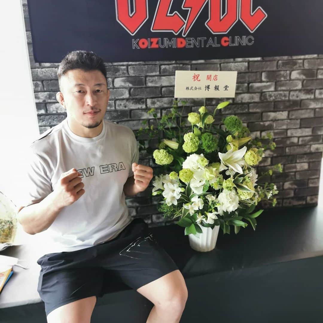 川尻達也さんのインスタグラム写真 - (川尻達也Instagram)「F.B.F無事オープン！！！ 5/30㈯11:00に『Fight Box Fitness』無事オープンを迎えることができました。  ジム立ち上げに協力していただいた方々。  クラウドファンディングやほしいものリストからのご支援。  そして入会してくれた会員の皆様。  たくさんの人のお力添えをいただき本当にありがとうございます！！！ オープン前の3日間事前入会受付とジム見学をやっていたのもあり、11:00からの最初のクラスから4人満員でのスタート。  指導は15年やっているものの、ジム経営やコロナ対策でのクラス内容などまだまだ初めての事ばかりでスムーズにいかないこともあると思いますが、たくさんの人に格闘技の楽しさや格闘技を通しての健康のお手伝いができるよう頑張っていきます。  ジムも事前入会、初日2日目とたくさんの人に入会していただき、問い合わせ、体験レッスン多数ありました。  ご夫婦での入会や女性の入会、県外からの入会もあり嬉しい限りです。  オープン初日、2日目とたくさんのお花とお祝いをいただいたので紹介させていただきます。  筑波都市整備株式会社  代表取締役　石原孝様  RIZIN  CEO　榊原信行様  株式会社ビッグヒット  代表取締役　山田俊之様 ㈲エコリビング  数納様  星野様  パラエストラ八王子  代表塩田様  オールドハンガー  代表　笠松幸剛様  にっぽん様  R-BLOOD  大井直人様・ぷさん様・飛鳥川様・デッドリフト谷津様  WIZARD MMA GYM  代表　柴田様  元T-BLOODで現在はAACC  パンクラスファイター　水谷  株式会社博報堂  野村様は2日目にジムまで来ていただき直接お花をいただきました。  ありがとうございます！  オープン前にはR-BLOOD代表の桜井隆多さんがお祝いを持ってジムに来てくれました。  非接触式体温計がなくて困っていたので本当に助かりました。  クラス中で写真撮ることも出来なかったんですが、RIZINの笹原さんと中野さんもお祝いを持ってジムまで来てくれました。  オープン初日営業が終わった頃にはチーム茨城の梅田さん・岩瀬さん・小林君・児山さんもそれぞれお祝いを持ってジムまで遊びに来てくれました。  2日目朝には元T-BLOODの高橋さん夫婦がお祝いを持って遊びに来てくれました。  Amazonほしいものリストから  市川様とF.B.F会員の高畑様からそれぞれクイックルワイパーを。  修斗新人王トーナメントの頃から応援してくれているウラ君からはレッグガードを、そしてファイター川尻達也を語るには必要不可欠で親父的な存在である加藤浩之様からはスピーカーをいただきました。  本当にありがとうございます！！ サポートしていただいた方々の期待を裏切らないよう、会員様にとって必要不可欠な場所になれるような最高のジムにしたいと思います！！！ #つくば #フィットネス #ダイエット #キックボクシング #格闘技 #ストレス発散 #運動不足解消 #初めての人のための格闘技フィットネス #並木 #並木ショッピングセンター #土浦 #茨城県 #フィットネスジム #格闘技フィットネス #FightBoxFitness #FBF #ファイトボックスフィットネス #川尻達也 #RIZIN #UFC」6月1日 10時14分 - crusher_mma