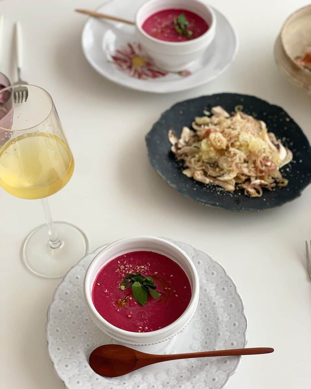 のインスタグラム：「・ ・ 甘くておいしいビーツのスープと カニクリームコロッケがメインのlunch and dinner  甘くて、まろやかで、出立ちから美しくて ほんとに美味しくて幸せだった　@masahirohamaguchi さんのテイクアウト  エコバッグにタッパー入れて自転車走らせる時間が 好きだった またいつか『タッパーでセルサルサーレ』強く求む♡  6月スタートは浄化の雨 ステキな1ヶ月が過ごせますように🙏🏻 ・ ・ #life #おうちごはん #takeout #濱口さんチーム幸せをありがとうございました。そして47日間恵比寿の台所おつかれさまでした #わたしはイチジクの白和えと、マッシュルームとミョウガのサラダと蒸し野菜を作っただけ🤣」
