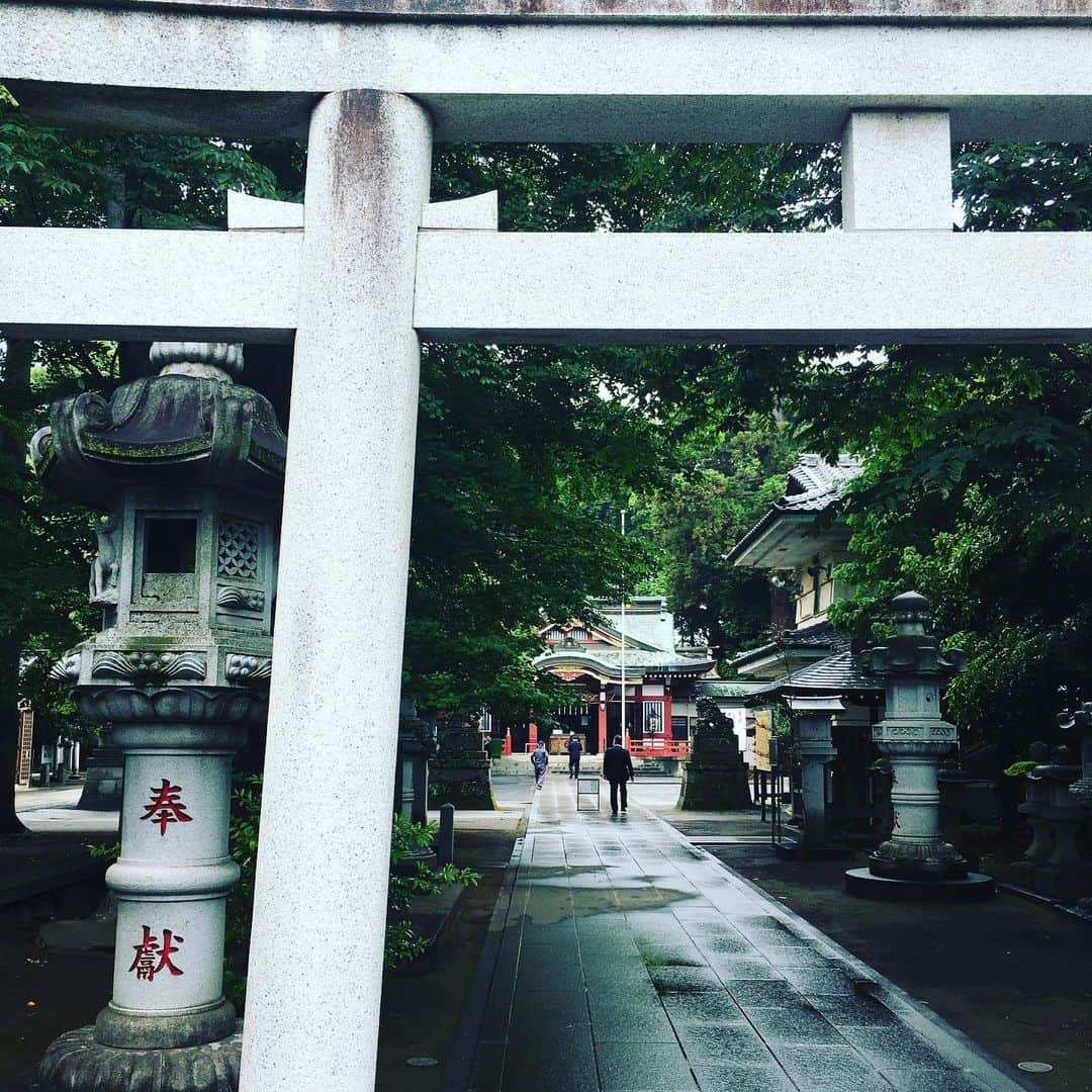 福田洋さんのインスタグラム写真 - (福田洋Instagram)「‪雨除けのベンチを作ってくれているおかげでキマった。 日本の神社のスッとした感覚は独特⛩  When I enter a Japanese shrine, I feel a refreshing feeling.  It's unique. ‬ #ishayoga #ishajapan #sadhguru #yoga #野ヨガ」6月1日 10時32分 - trans_am_hiroshi