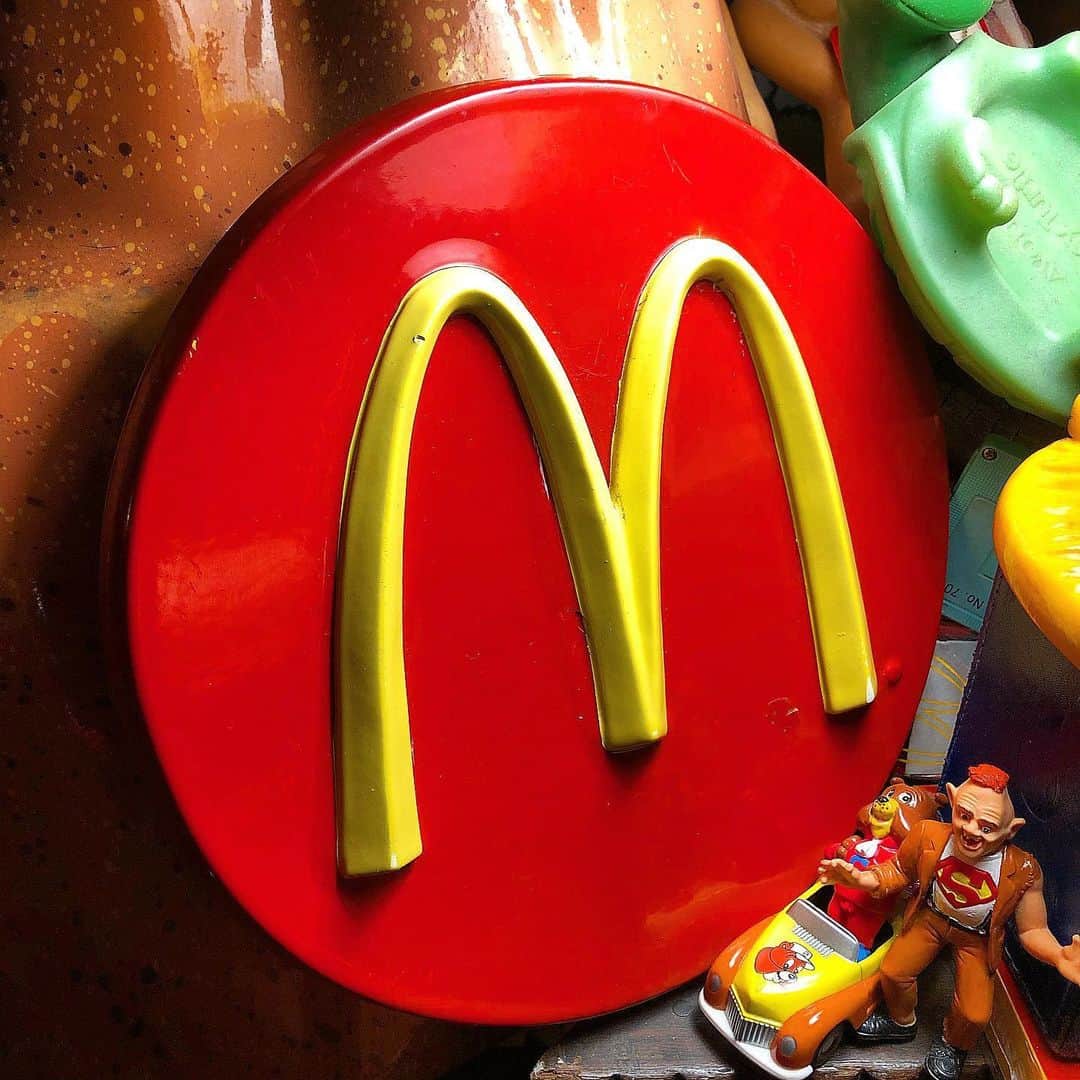 大川知英のインスタグラム：「80's Mcdonal's Playground  Merry-go-round umbrella  display sign メリーゴーランドの傘の部分に付いてた ゴールデンアーチサイン👨🏻‍🦲なかなかレアな 木製の可愛いやつ🧘🏼‍♂️壁につけても立てかけても部屋にズッポシ🤡upi-❗️ #Mcdonals#playground #80s#vintage #merrygoround #umbrella #display#sign #ゴールデンアーチ#木製#レアな可愛いやつ #部屋にズッポシ#upi #amecajiboys#takatsubase #アメトイ部 #youtube」