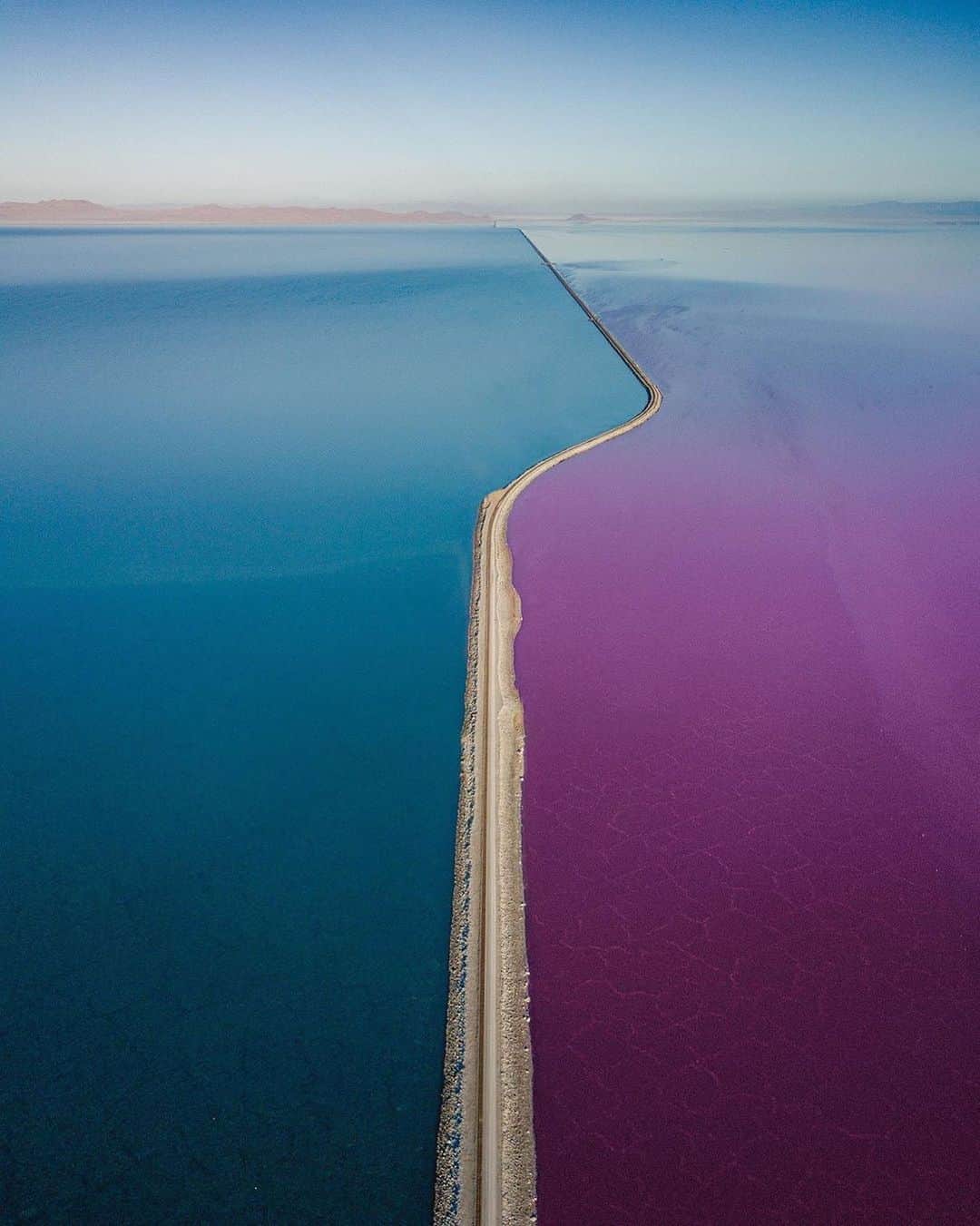 Instagramさんのインスタグラム写真 - (InstagramInstagram)「#HelloFrom Utah’s Great Salt Lake.⁣⁣ ⁣⁣ We’re dreaming of these colors, where the water on one side of the causeway is blue and the other is pink due to a type of bacteria that flourishes when the salt level rises.⁣⁣ ⁣⁣ Photo by @braybraywoowoo」6月1日 2時00分 - instagram