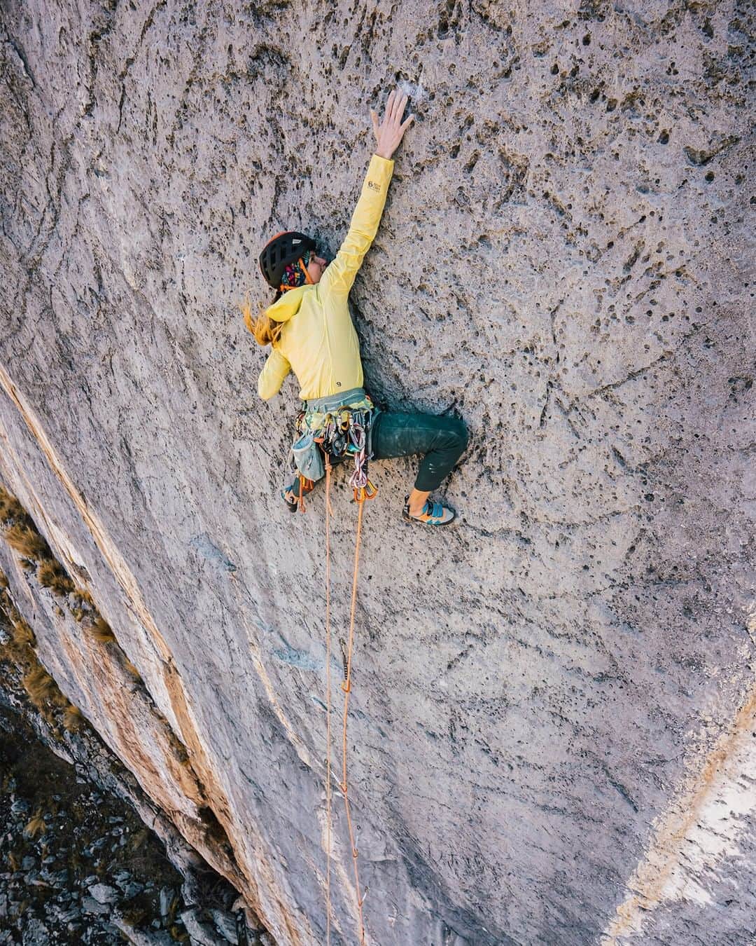 マウンテンハードウェアのインスタグラム：「“When the day to ascend the route came, we were excited to finally climb on this fantastic rock. The more we think about it, the more we’re convinced that this quality of limestone at such high altitude is extremely rare. We felt both privileged and grateful to be able to be the first people putting our hands on it.” -@chadurif in “Discovery in the Andes: Dream Wall." Photo: @jan_novak_photography」