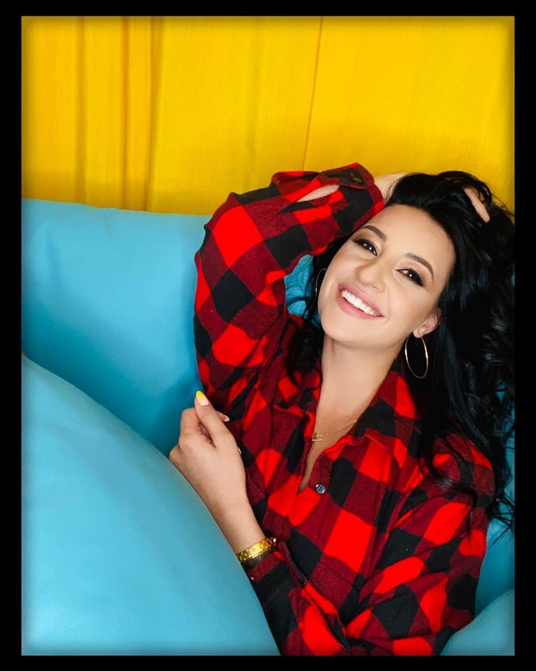ヤナ・イグリアンのインスタグラム：「💛❤️💙」