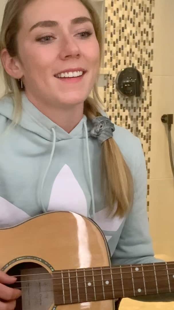 ミカエラ・シフリンのインスタグラム：「Miley made a gem and it’s real fun to play ☺️ #SlideAway」