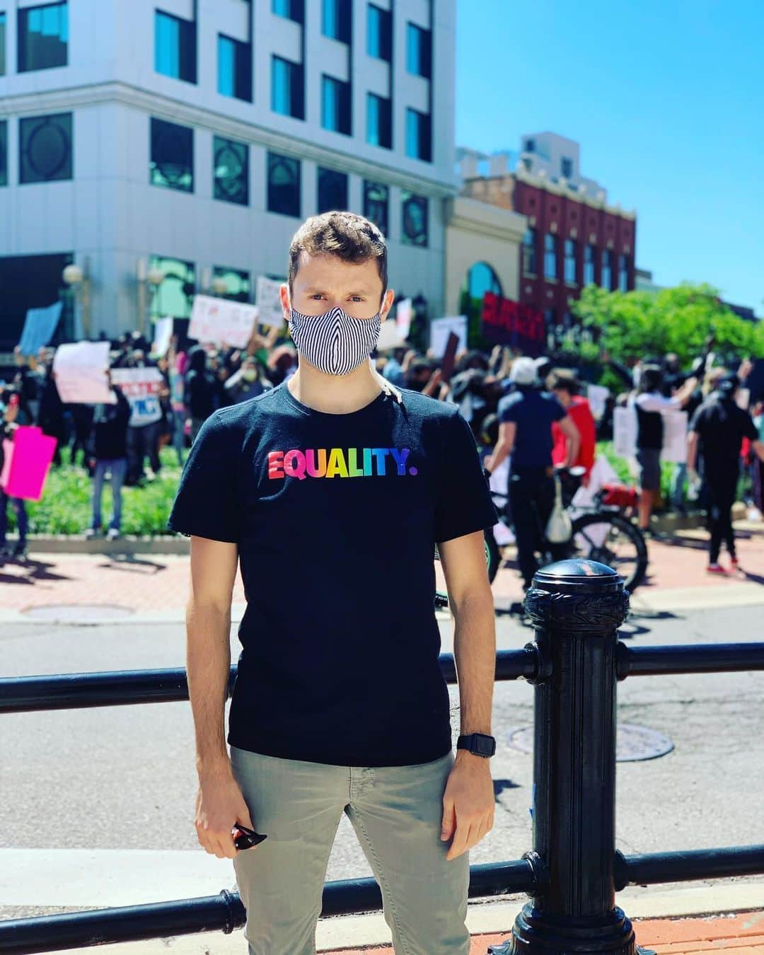 アレックス・ガメリンさんのインスタグラム写真 - (アレックス・ガメリンInstagram)「I am angry. This is not right. As we enter pride month, I see the similarities between the injustices faced by the black community and my own LGBT community. Those who marched and rioted at Stonewall were fighting for the same thing we are marching for now. Our struggles are different, and I can never fully understand the black experience in America, but we are all fighting for justice, dignity, respect, and equality. We all need to fight together. ✊🏻✊🏼✊🏽✊🏾✊🏿 #blacklivesmatter #blm #sayhisname #georgefloyd #equality #loveislove」6月1日 2時31分 - instagamelin