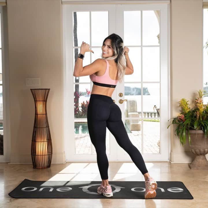 Michelle Lewinのインスタグラム：「STOP✋🏻DON'T MOVE... And GET FIT! -What?🧐 But... how? 🤨 Here's the deal: Your muscles are for obvious reasons used to constantly moving, and if you move MORE or add WEIGHT, with to those movements you either burn fat or grow muscle or, at times, both. So your muscles are NOT used to lengthy static movements. Parents when they carry the baby tend to grow the biceps. If you leave the grocery store and carry heavy bags to the car, you need to keep those bags a bit away from the legs and  you shoulders get really exhausted.  So your body constantly need changes in the workout schedule for best results. Here is a routine or circuit you can do, and it's ALL static, or at least almost static. This is not how you should train every day, but sometimes switch out your day to this, or maybe combine full range movements with static:  So here we go, this is an insteresting way of training.  Between each workout, pause 10-15 seconds and then move on to next.  1️⃣30-45 seconds 2️⃣20 seconds per leg 3️⃣20 second per side 4️⃣30 seconds per leg 5️⃣35 seconds 6️⃣30 seconds . ✅If you prefer this as circuit (all exercise in a row, then start over): 4, or if you still have energy: 5 ✅Routine: Do every exercise one by one 4 times before moving on to next exercise. ✅Leggings: “Cellulite-NO-show” by @one0one_101 -And YES, you may very well combine these workouts with any other lower body workout I have posted here (and even better, with the workout plans I have in the app FITPLAN, feel free to download from my website and try my workouts FOR FREE 7 days. -Get it and let's have some fun! You... and me!💪🏻👍🏻😘 . Video @maitieproductions」