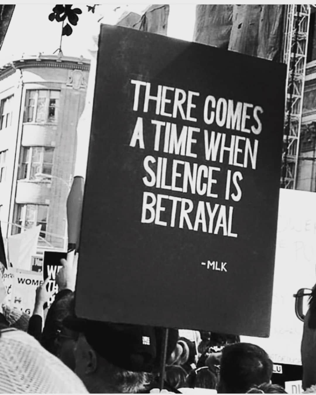 リンジー・ゴートのインスタグラム：「i stand, and kneel, with my friends of color. i am here. i want to help. use me. i love you. ✊🏻✊🏼✊🏽✊🏾✊🏿#justiceforgeorgefloyd #justiceforbreonnataylor #justiceforahmaud #justice #blacklivesmatter 📸: @nikkolas_smith」