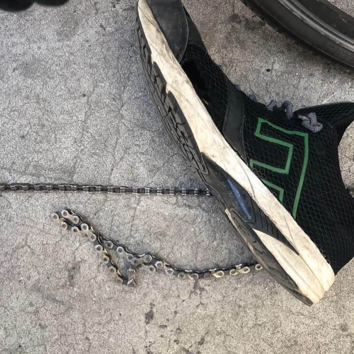 マックス・リンドホルムのインスタグラム：「Well damn. First combination workout of the summer and what happens... Old shoes give up and I manage to break the chains of the bike.. 😅 Next post in 2 years k thx bye! or not 🤔🙏 #running #cycling #marathontraining #yikes」