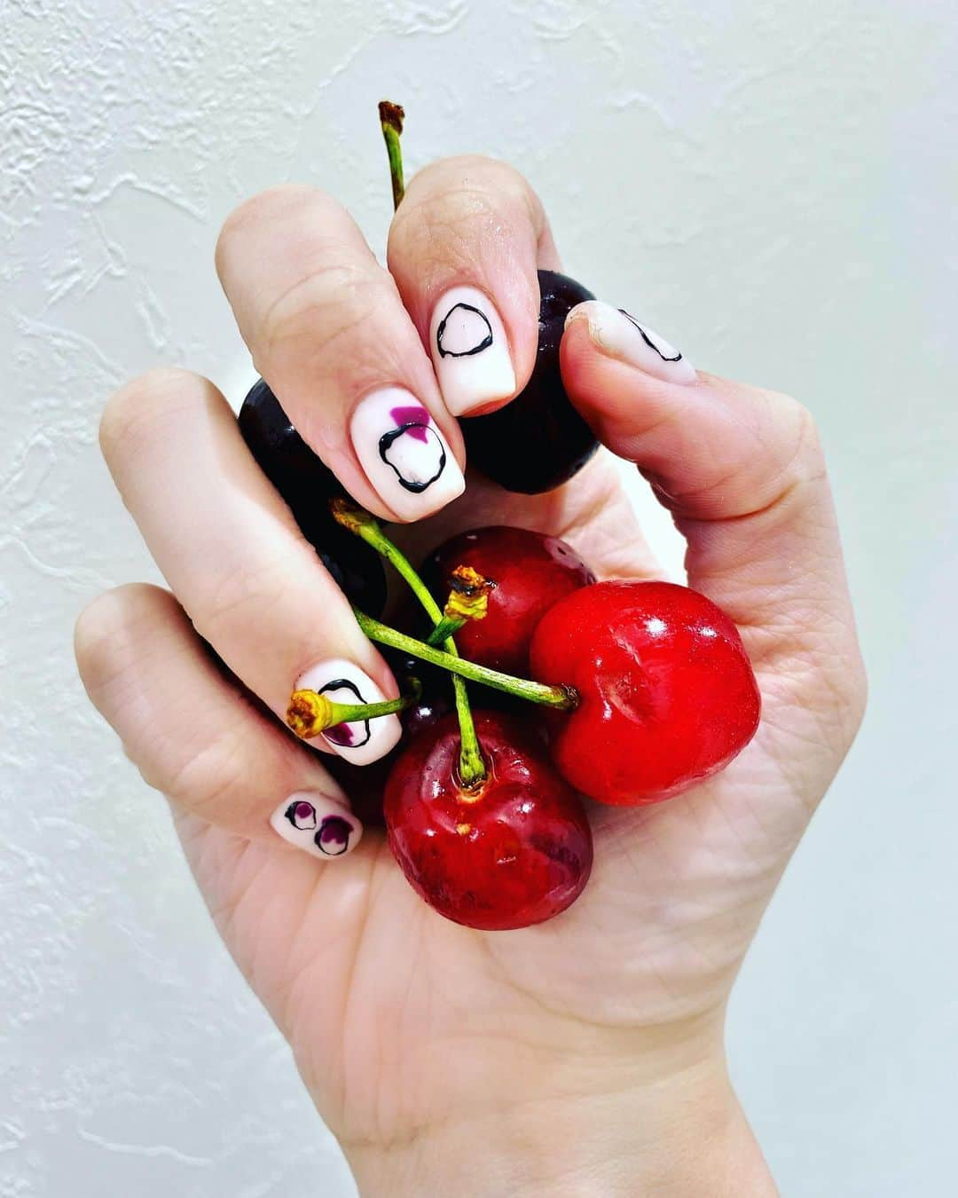 ニナ・ビスローバさんのインスタグラム写真 - (ニナ・ビスローバInstagram)「Настроение лето 🍒😈 #nails #nii💅」6月1日 3時14分 - ninavislova