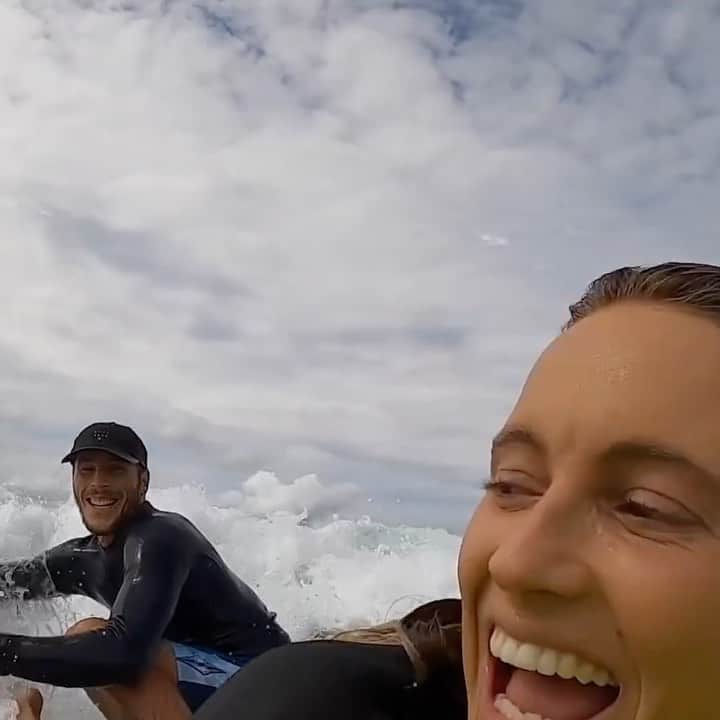 アラナ・ブランチャードのインスタグラム：「@wsl just posted a fun little video of us called Lawn Patrol. We give you a look in and around our house and what we do during this time of quarantine. Link in bio❤️」