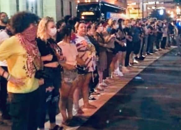 ジョニー・ガレッキのインスタグラム：「Last night in Kentucky, a line of white protestors formed a human barrier between black protestors and the police so that their presence in numbers could be felt and all their voices could safely be heard. So sad that this was necessary, but such a loving and strong action. THIS is how you use your White privilege. “‘I see no color’ is not the goal. ‘I see your color and honor you. I value your input. I will be educated about your lived experiences. I will work against the racism that harms you. You are beautiful. Tell me how to do better.’ That is the goal.” - Carlos A. Rodriguez. Please, please all be safe out there. Very much love to every single one of you.」