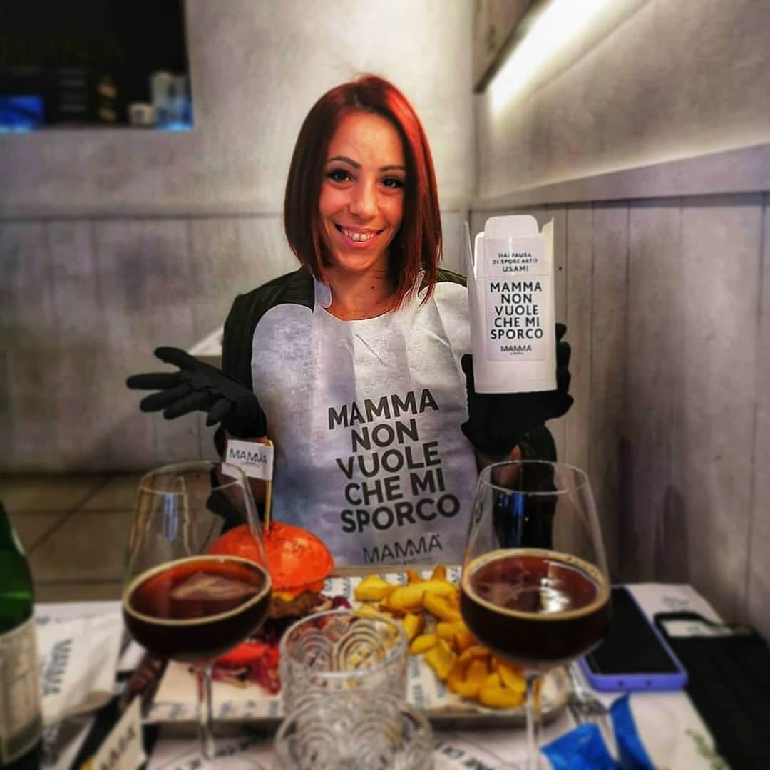 ニコーレ・デラ・モニカのインスタグラム：「"Mamma non vuole che mi sporco"  Prima uscita al ristorante non poteva che essere da @mamma_milano !!! Fra l'altro è la prima volta che ci vengo e sono rimasta più che piacevolmente soddisfatta!!! 🤩🤩🤩 #mammamilano #restaurant #hamburger #foodlover #foodporn #beatotemilano」